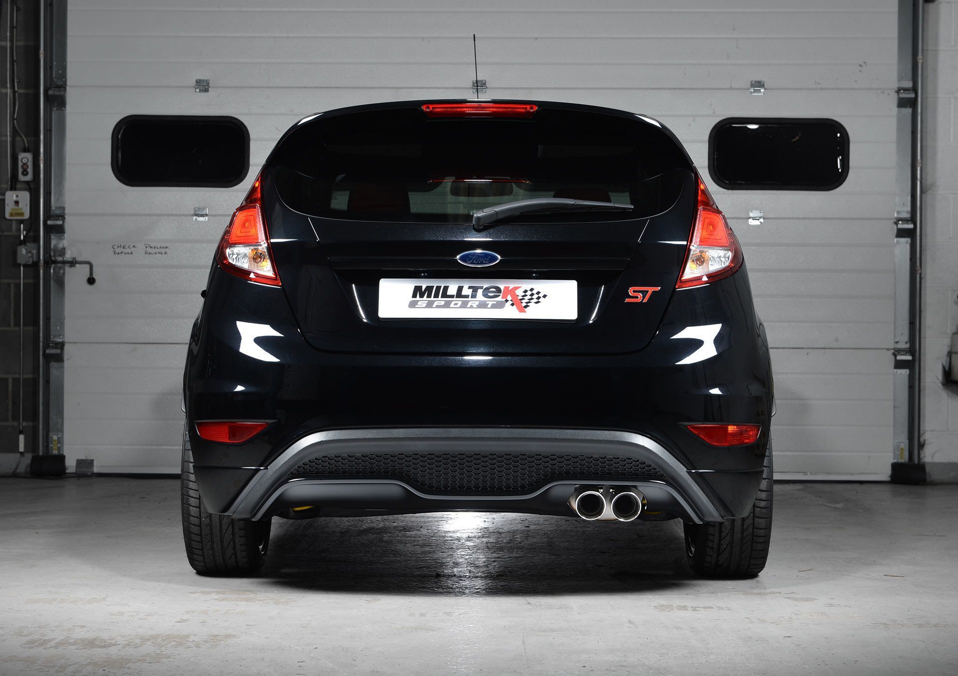 Ford Fiesta ST nera, garage, 1920x1355 WUXGA, Laptop