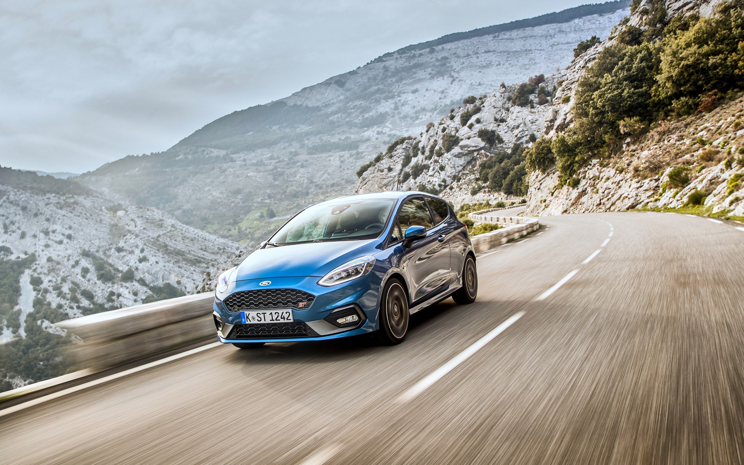 Ford Fiesta ST blu su strada montana, 2560x1600 WQXGA, Desktop
