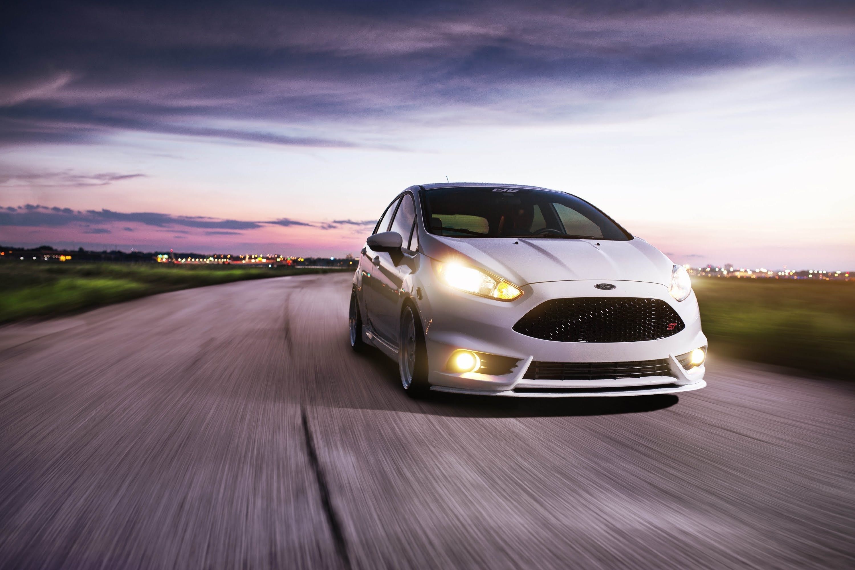 Ford Fiesta ST argento su strada, 3000x2000 2K, Desktop