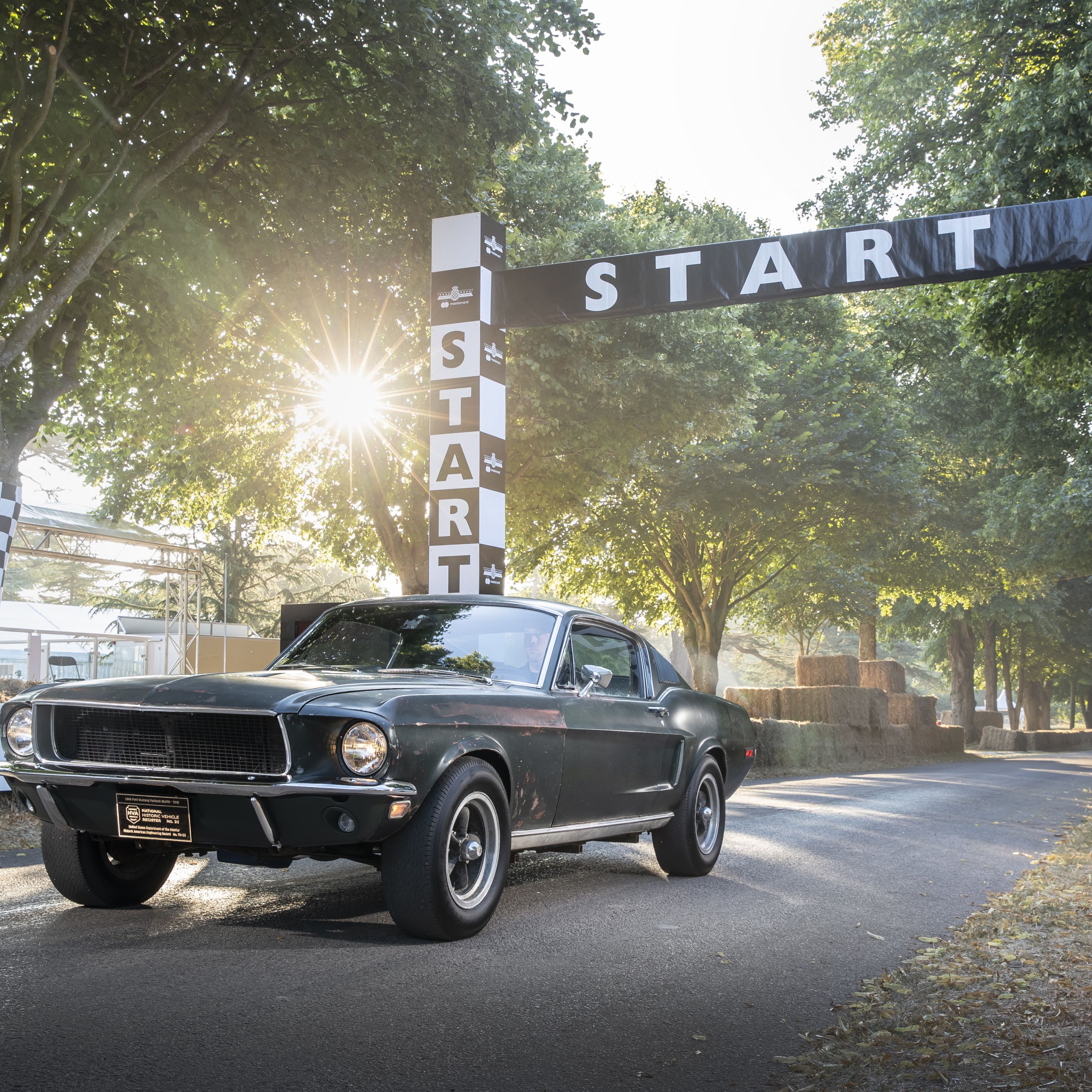 Ford Mustang nera sotto arco Start, 2932x2932 WQXGA, Desktop