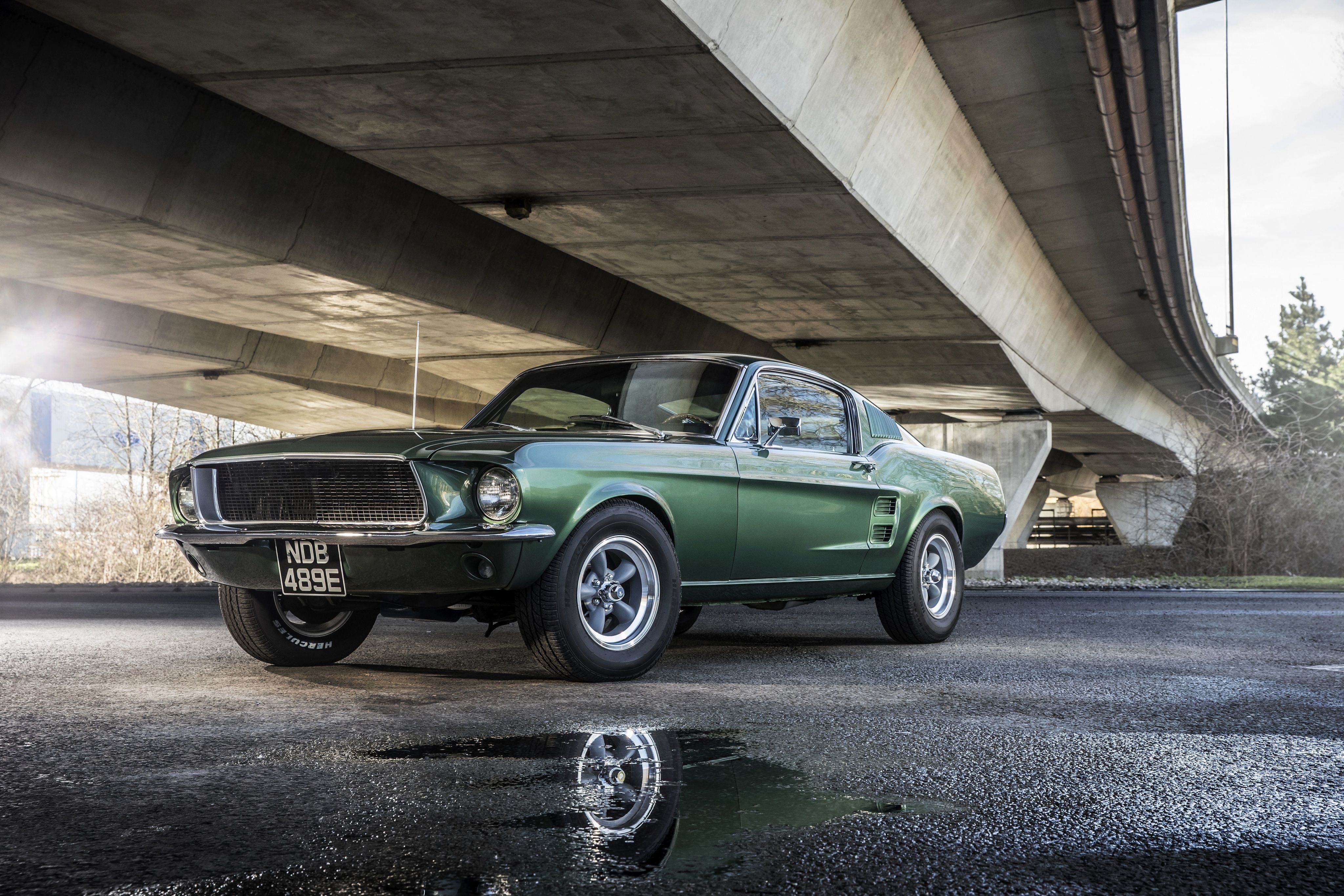 Ford Mustang 1968 verde sotto ponte, 4096x2731 UHD, PC 4K