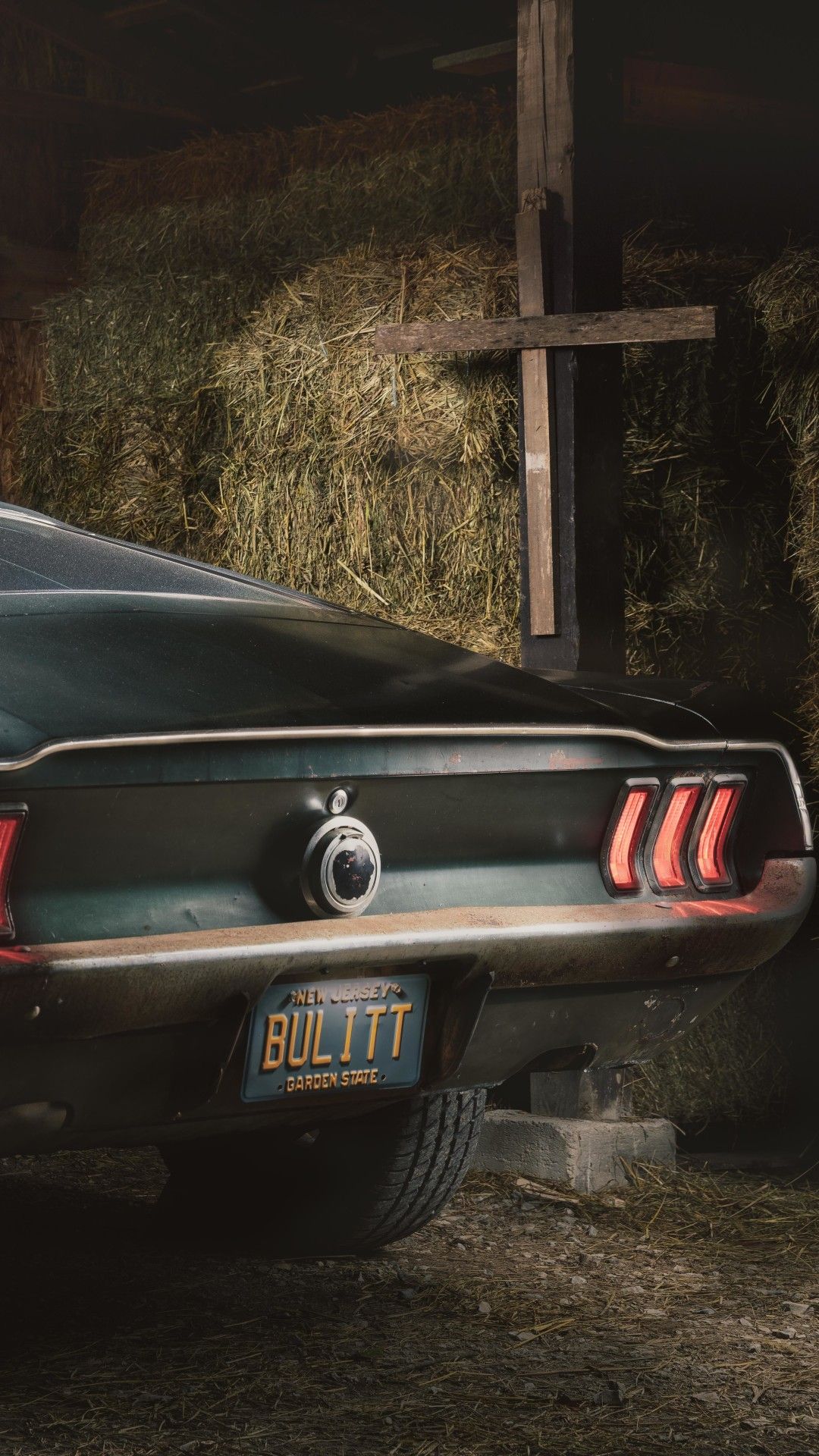 Ford Mustang 1968 nera fienile, 1080x1920 Verticale, Mobile