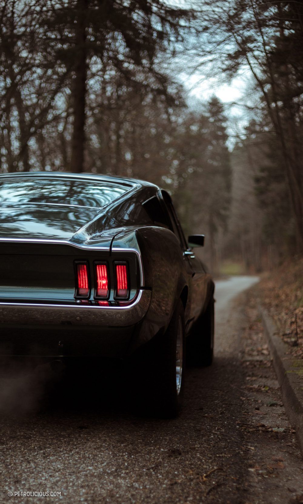 Ford Mustang nera su strada, 1000x1663 Verticale, Telefono