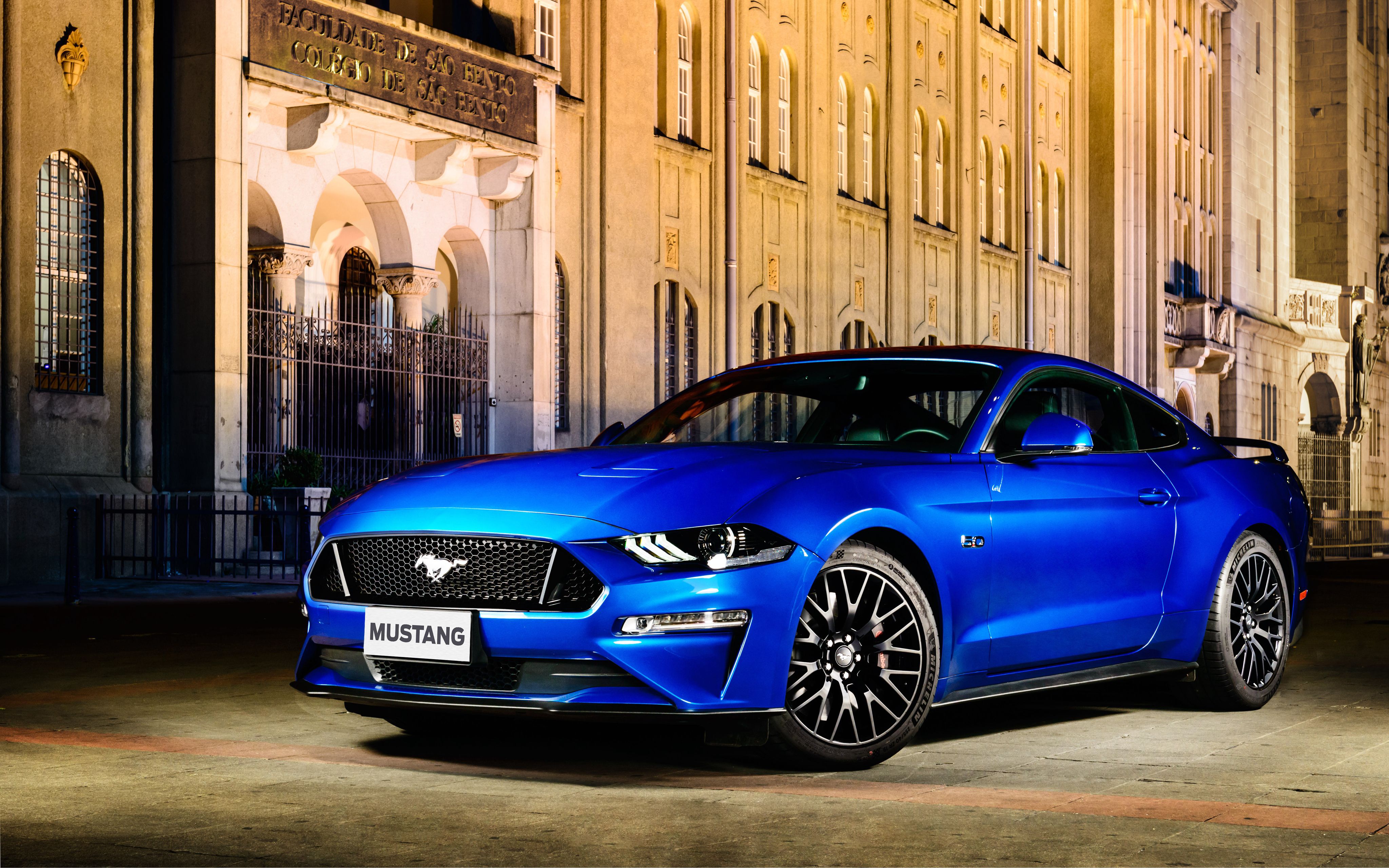 Ford Mustang blu davanti edificio, 4096x2560 4K Ultra HD, Monitor 4K