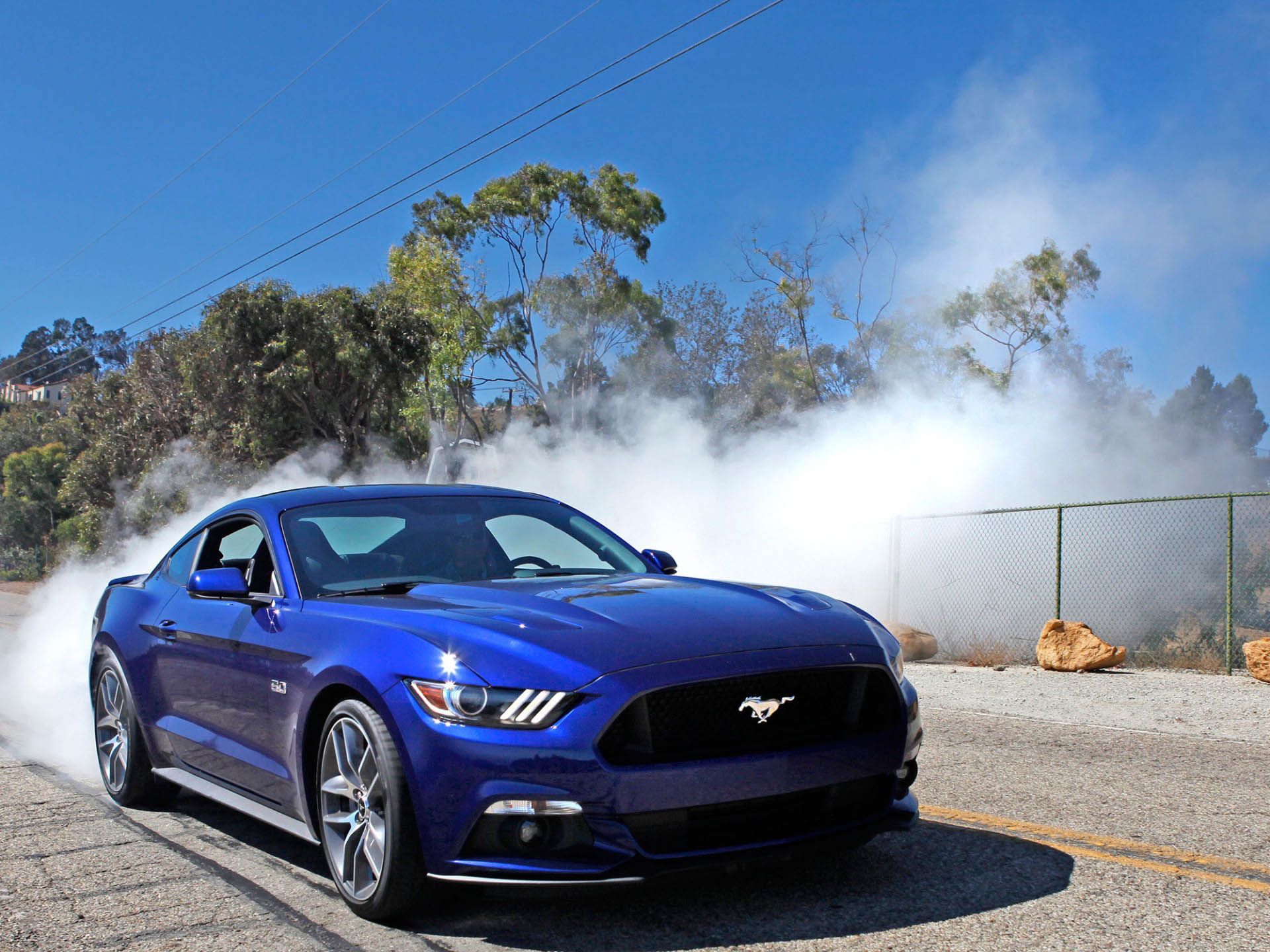 Ford Mustang blu con fumo, V8, 1920x1440 WUXGA, Laptop