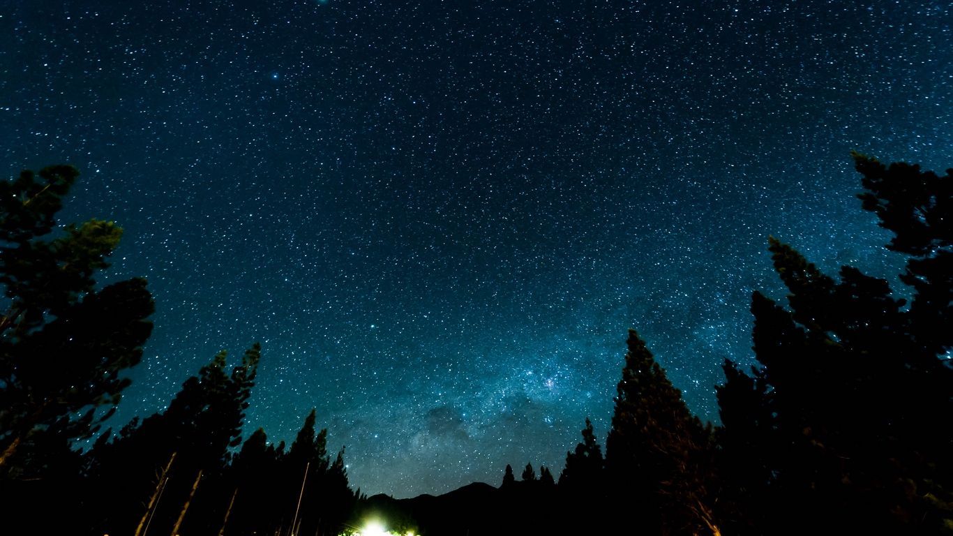 Foresta notturna cielo stellato, 1366x768 720p, PC