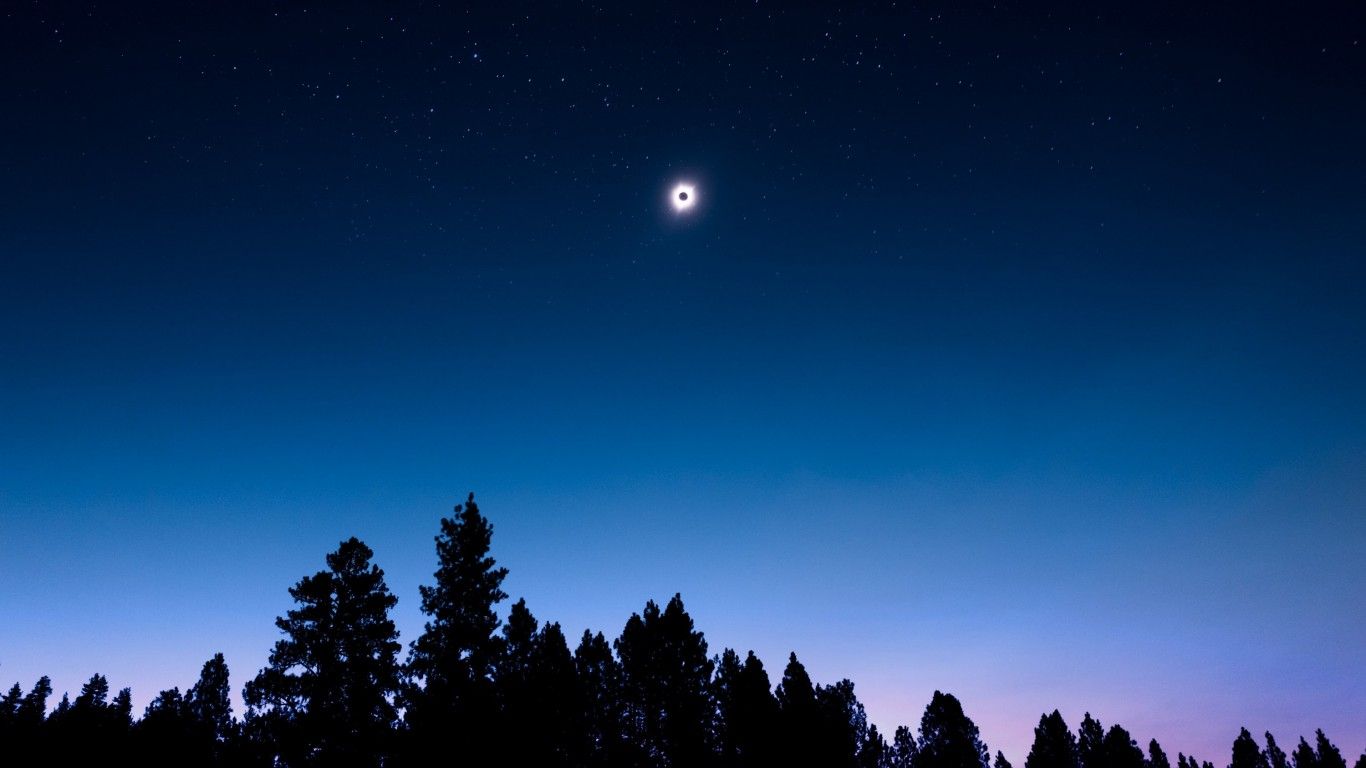 Foresta notturna con eclissi solare, 1366x768 HD, Desktop