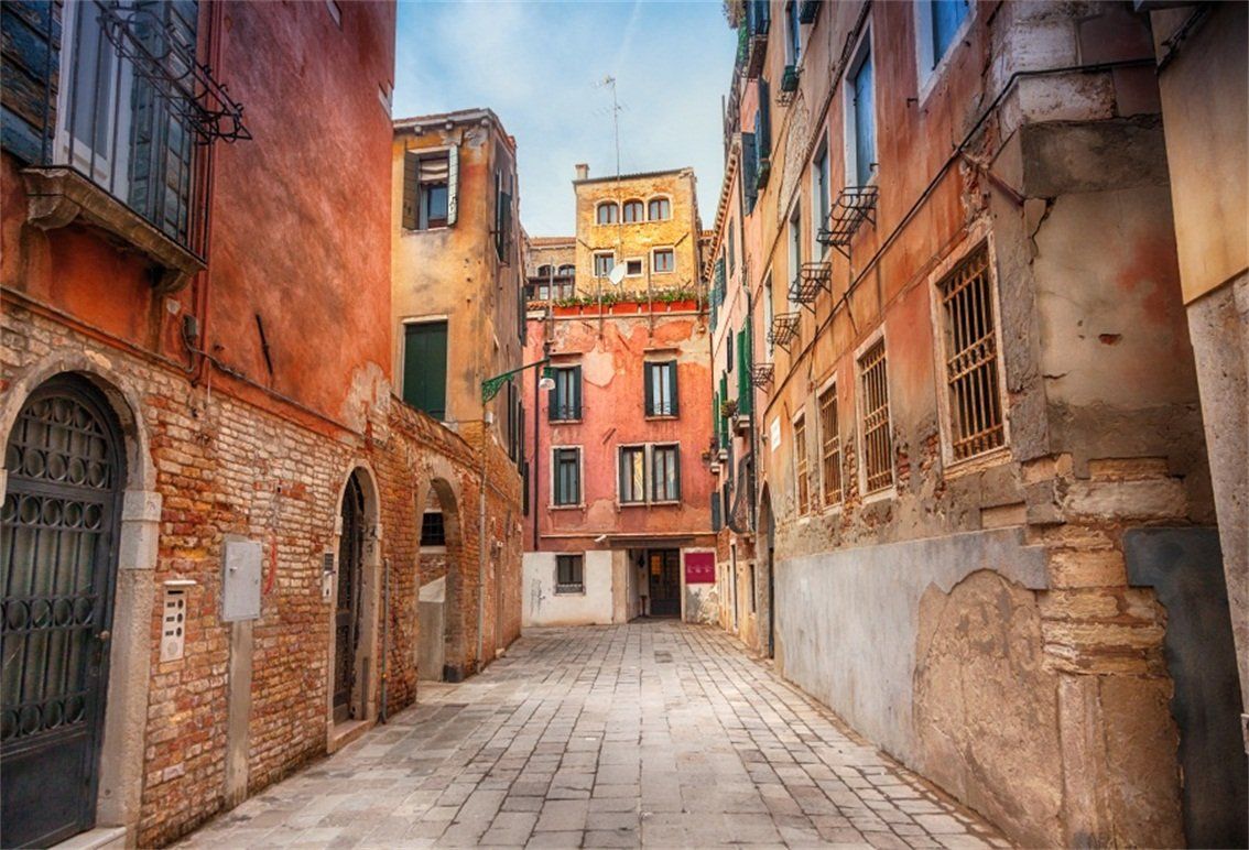 Donna che attraversa strada urbana, 1425x944 720p, Laptop