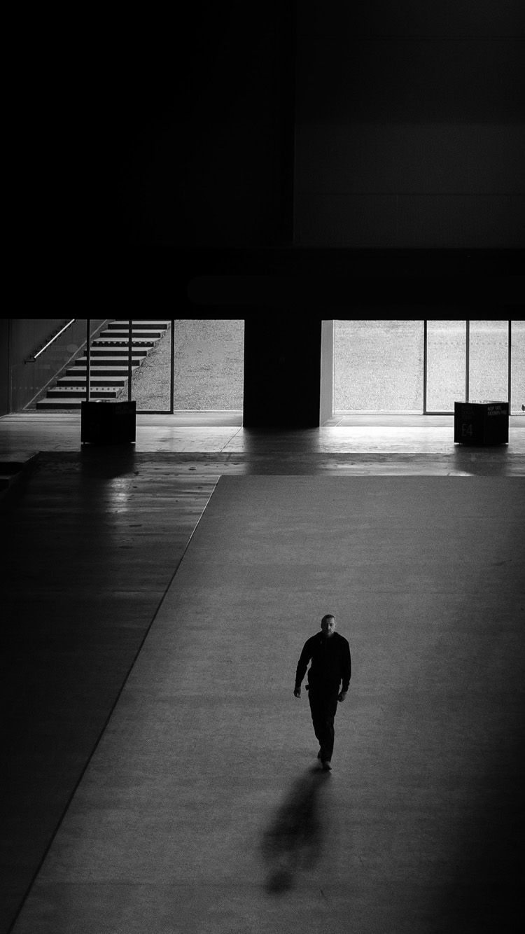 Uomo silhouette edificio bianco nero, 750x1334 Verticale, Mobile