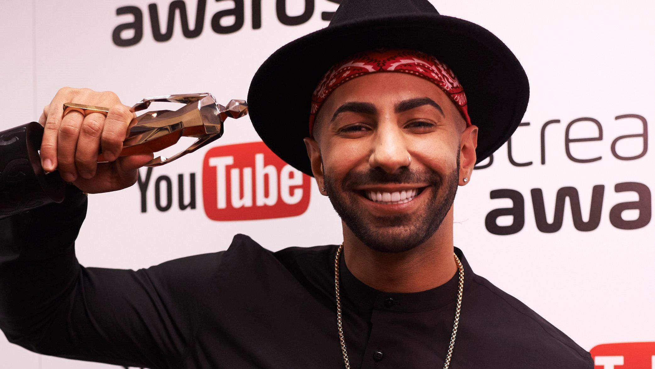 Uomo con trofeo Streamy Awards, 2083x1172 2K, Laptop