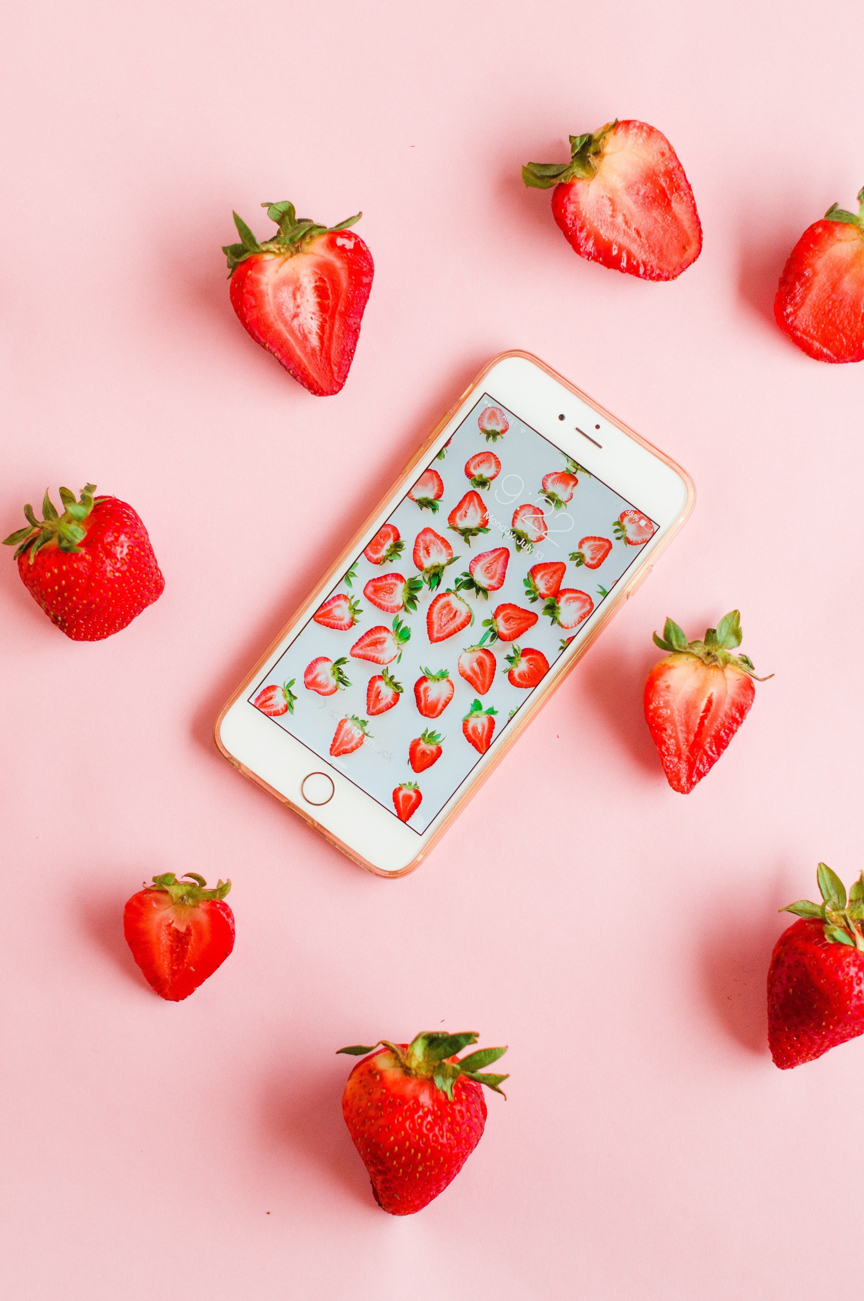 Fragole rosa e telefono, 2848x4288 Full HD Verticale, Smartphone