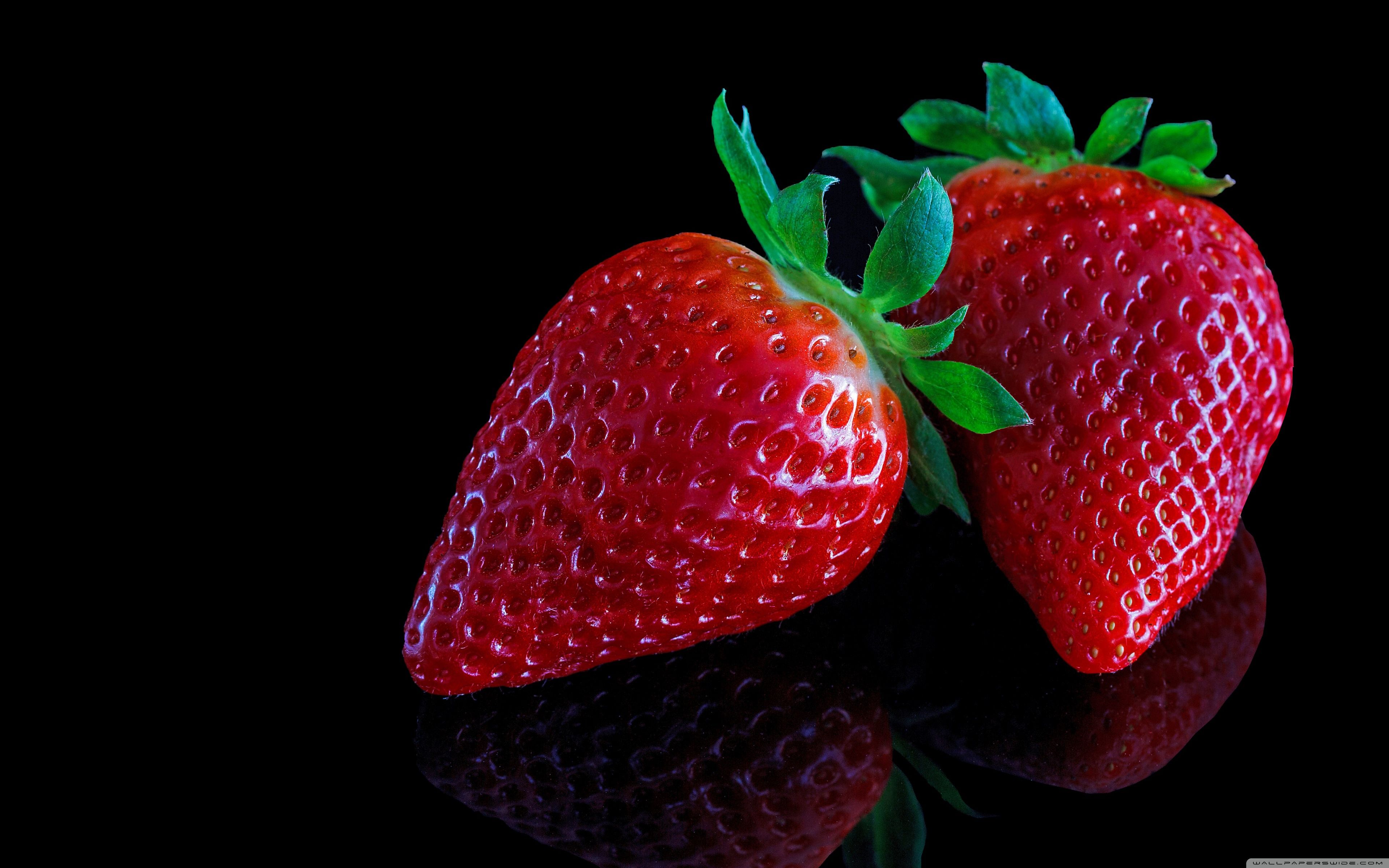 Fragole rosse su sfondo nero, 3840x2400 UHD, PC 4K