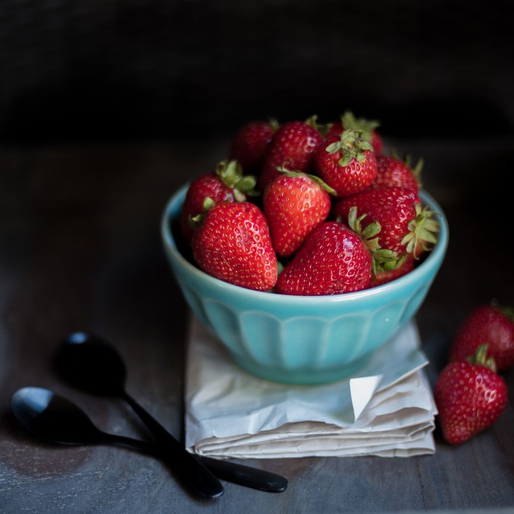Fragole rosse su sfondo nero, 1920x1200 WUXGA, Laptop
