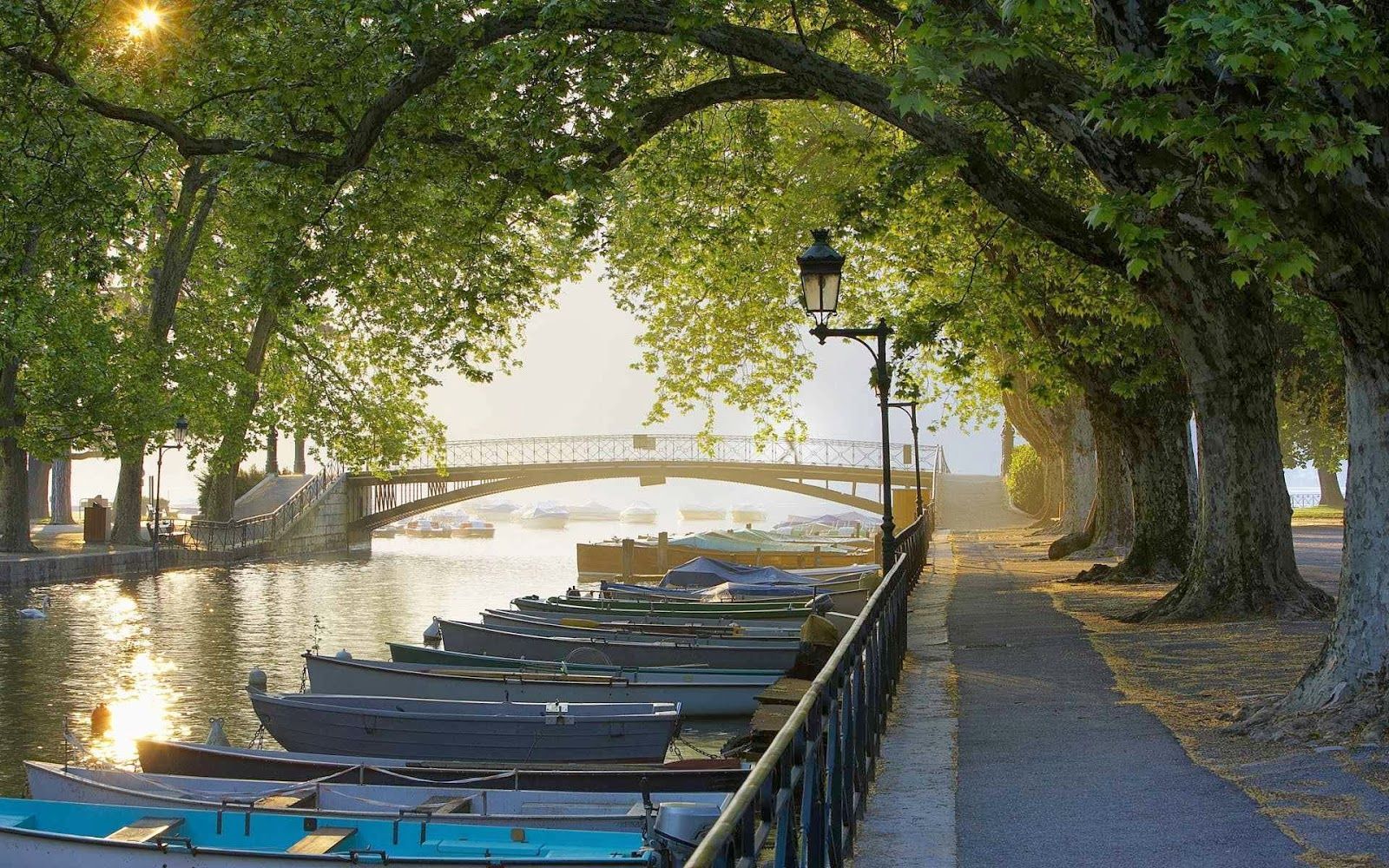 Canale con barche e alberi, 1600x1000 HD Ready, PC
