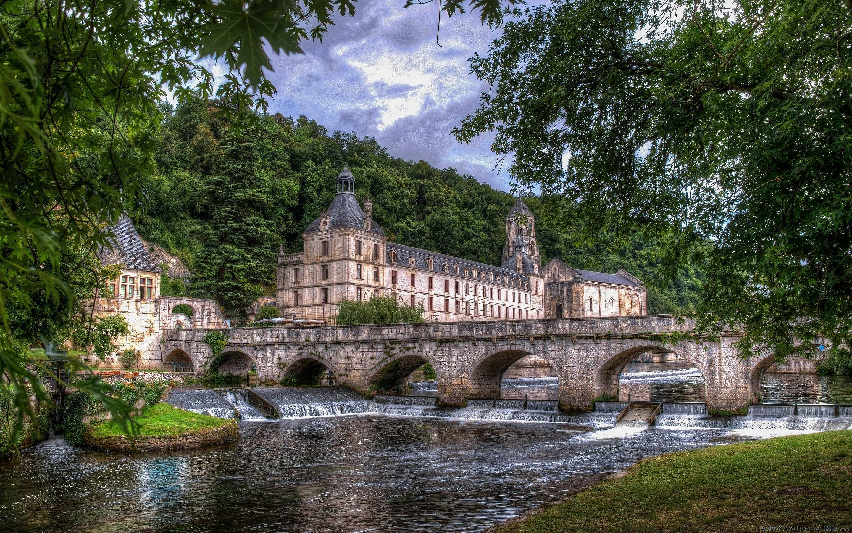 Abbazia con ponte sul fiume, 2880x1801 WQXGA, PC
