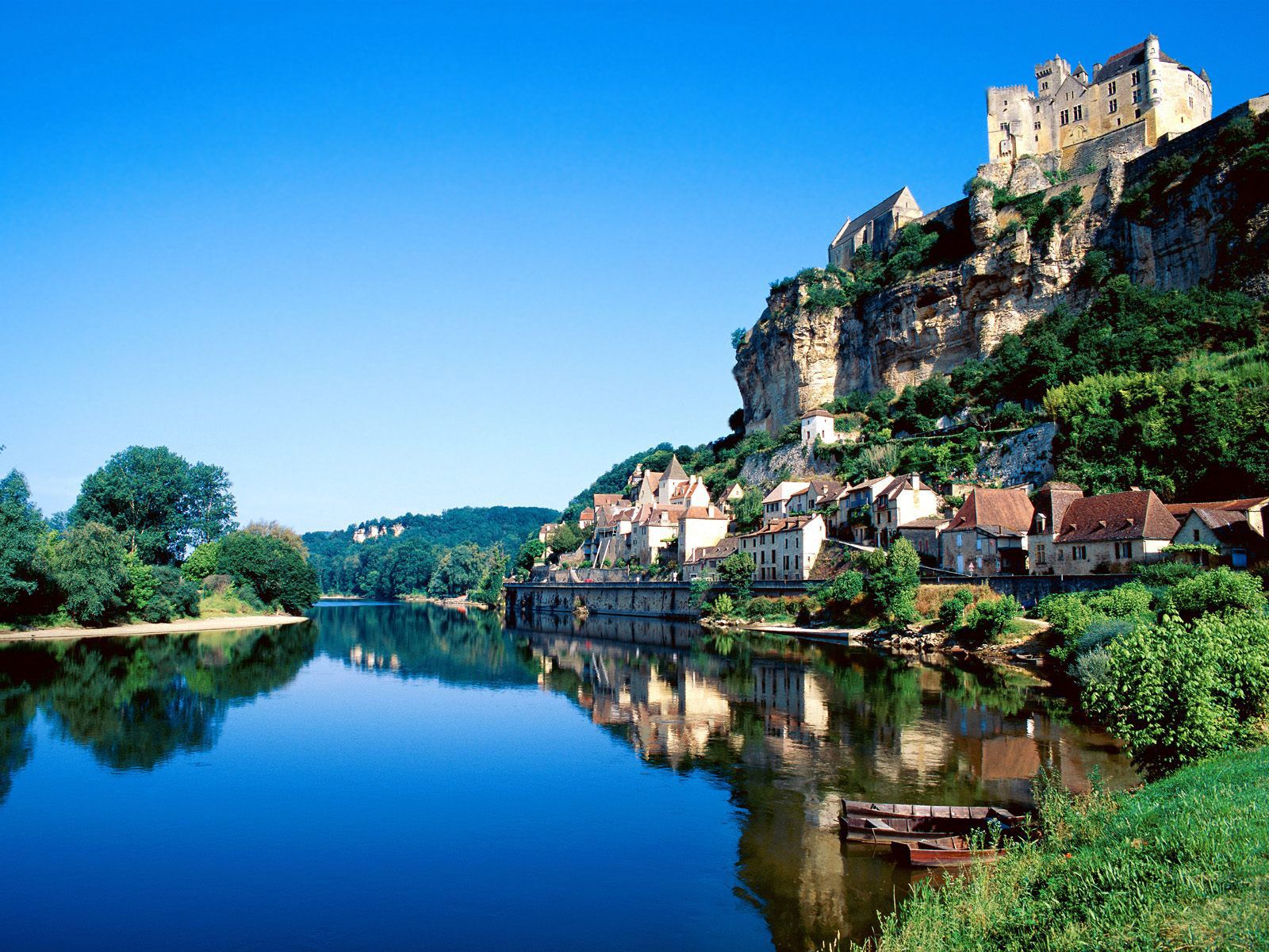 Castello su scogliera, fiume Francia, 1600x1200 HD Ready, Laptop