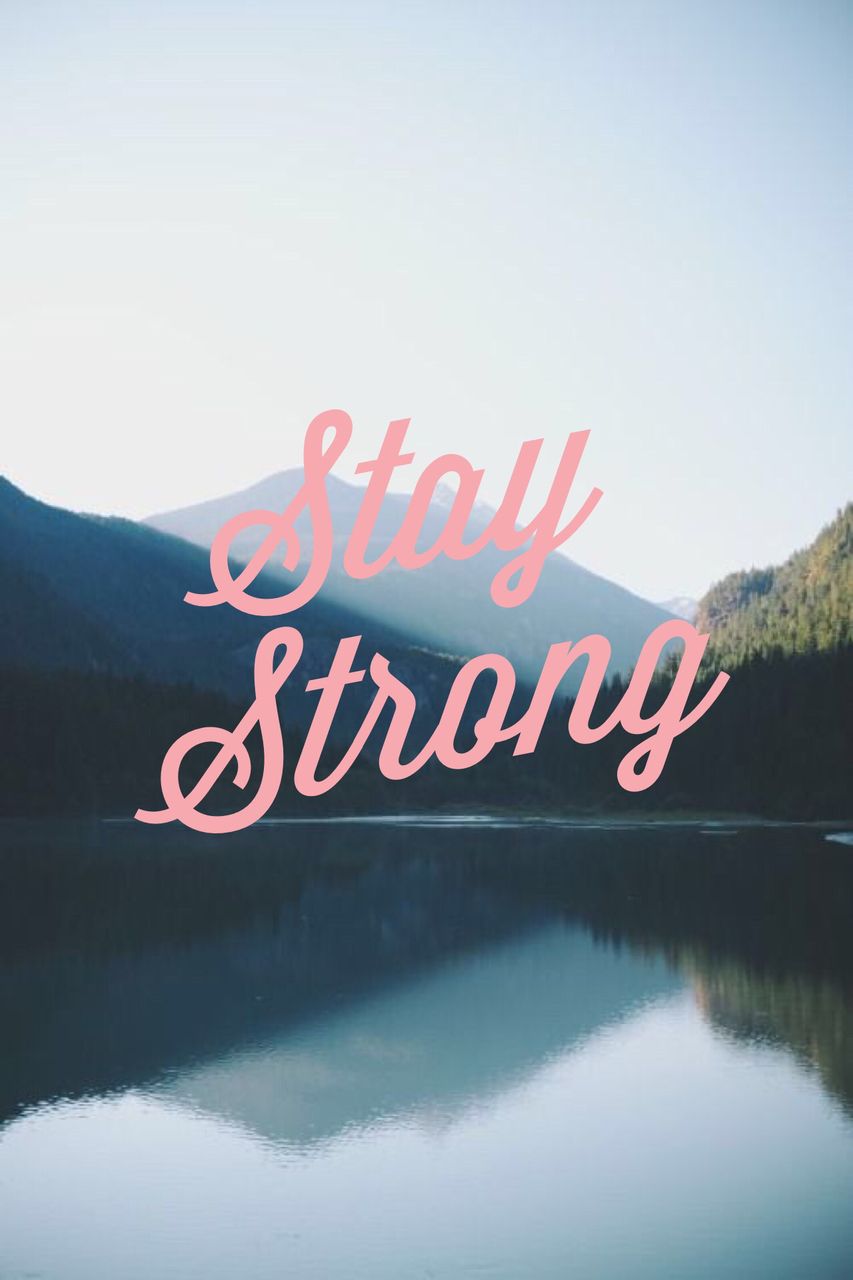 Scritta Stay Strong lago montagne, 853x1280 Full HD Verticale, iPhone Plus