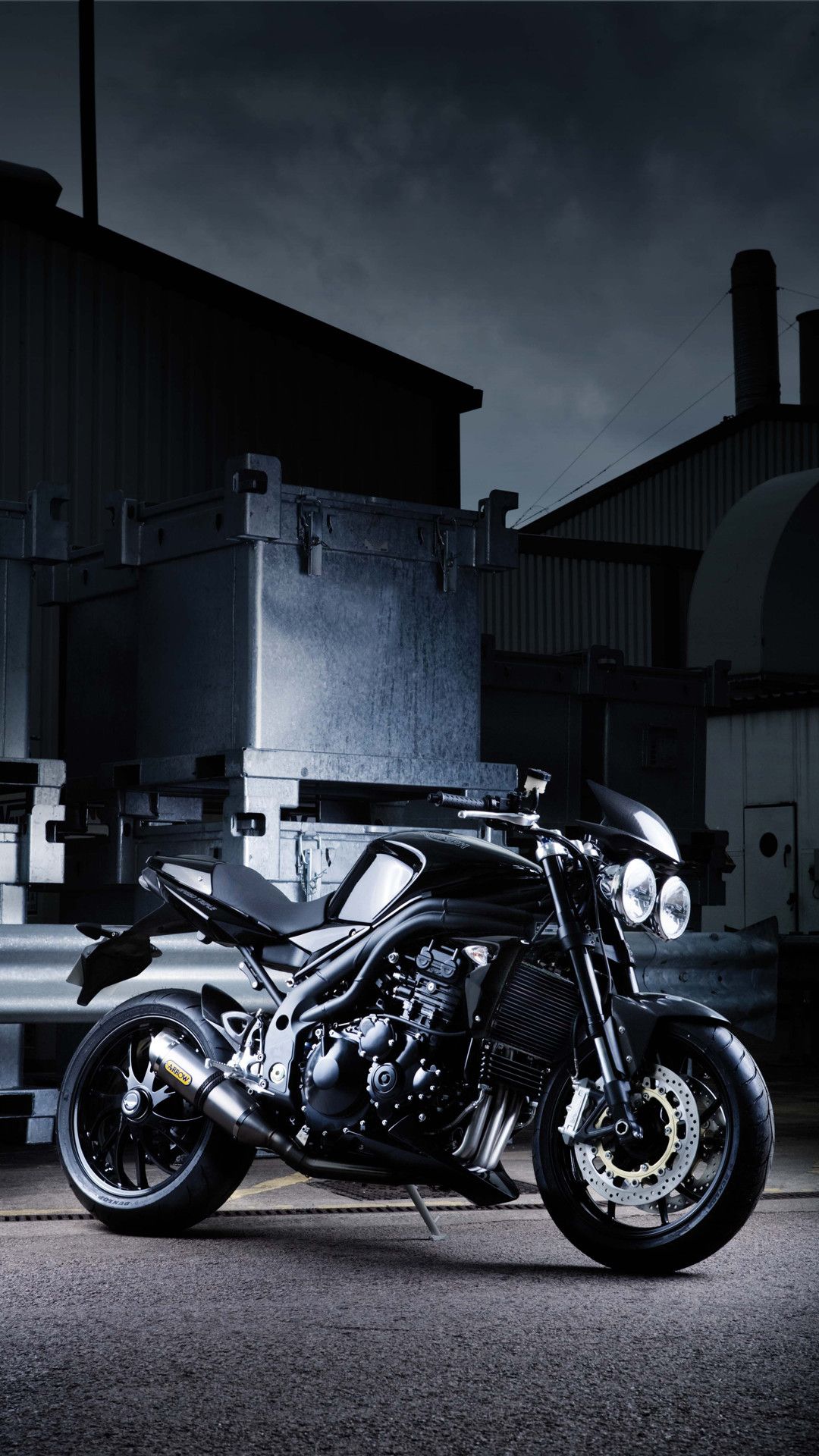 Moto nera in cortile notturno, 1080x1920 Full HD Verticale, Smartphone