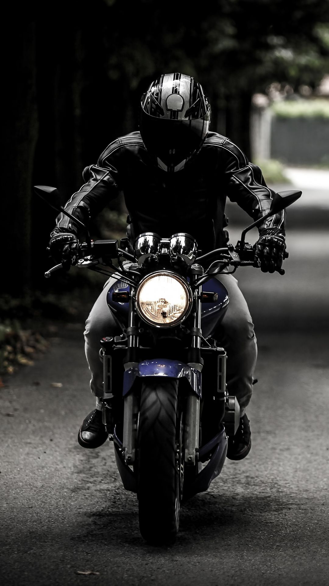 Motociclista con casco su strada, 1080x1920 Full HD Verticale, iPhone