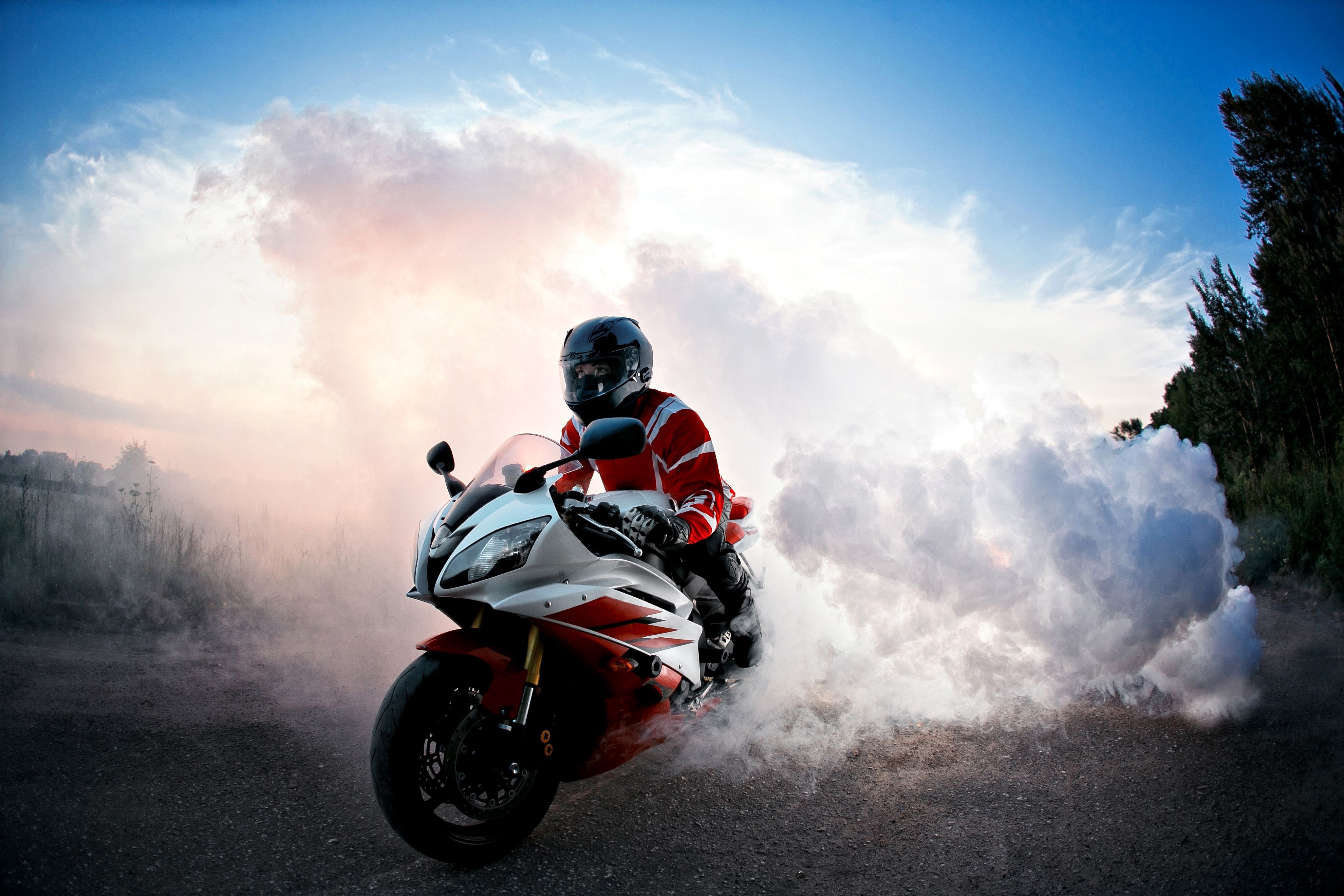 Motociclista sportiva bianca rossa fumo, 3960x2640 4K Ultra HD, Monitor 4K