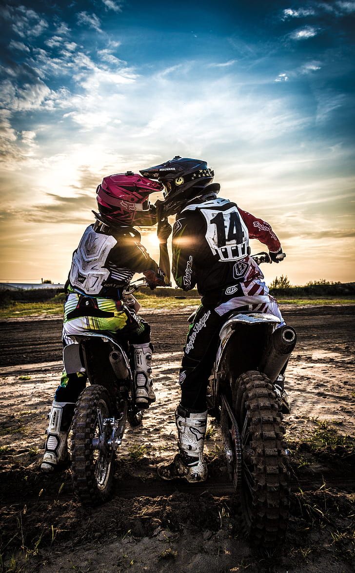 Motociclisti motocross al tramonto, 728x1174 Verticale, Mobile