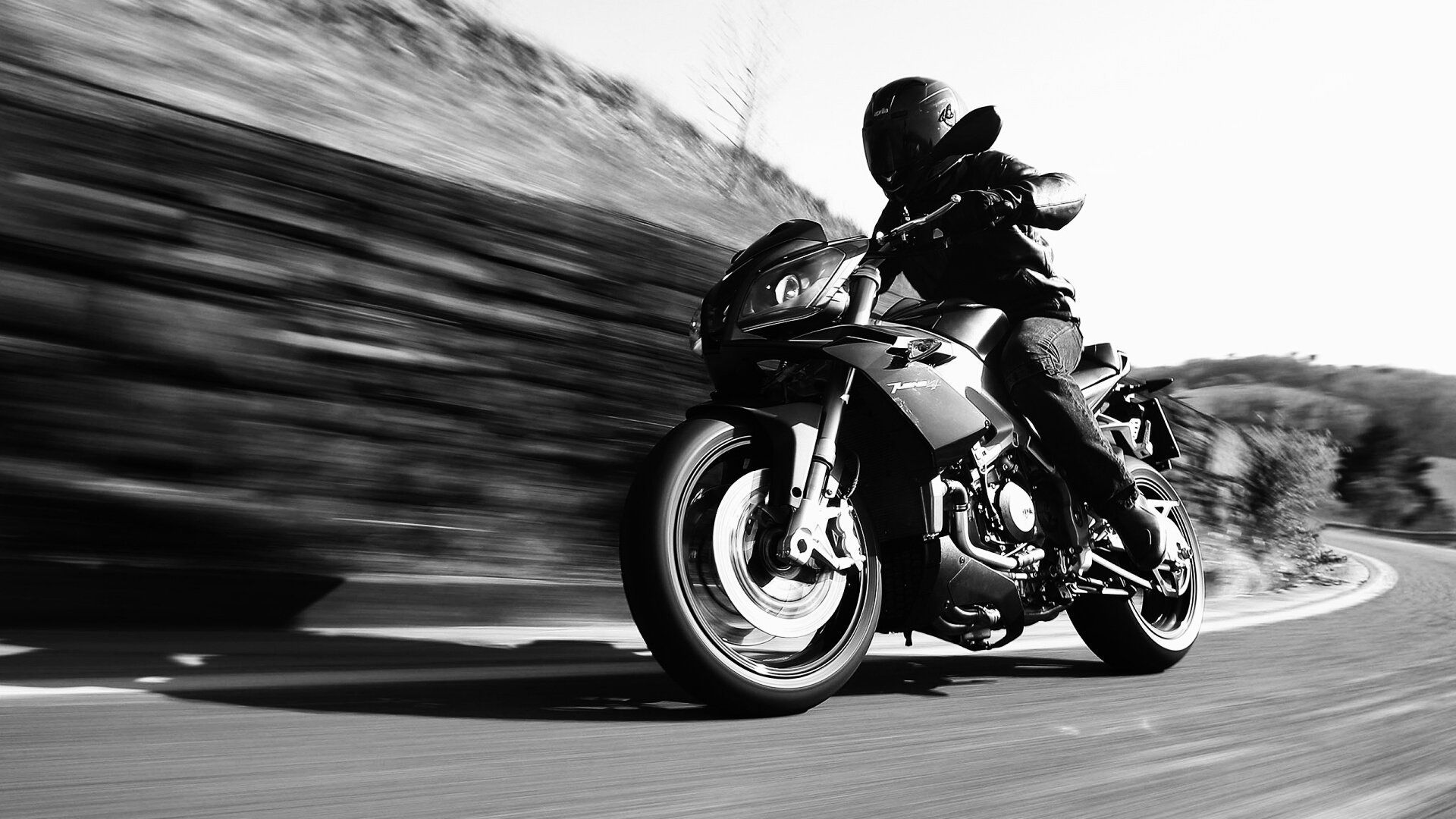 Motociclista in curva bianco-nero, 1920x1080 1080p, Desktop