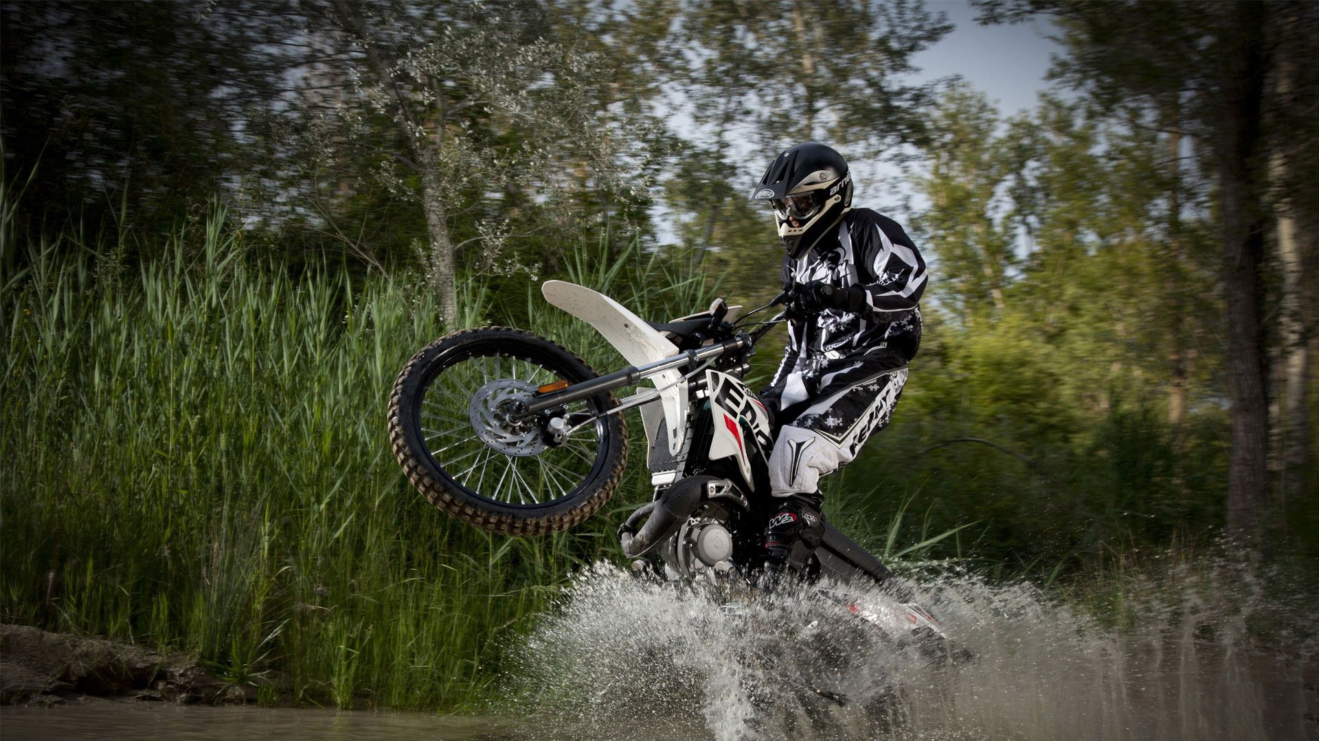 Moto sportiva viola città, 1200x800 HD, Desktop
