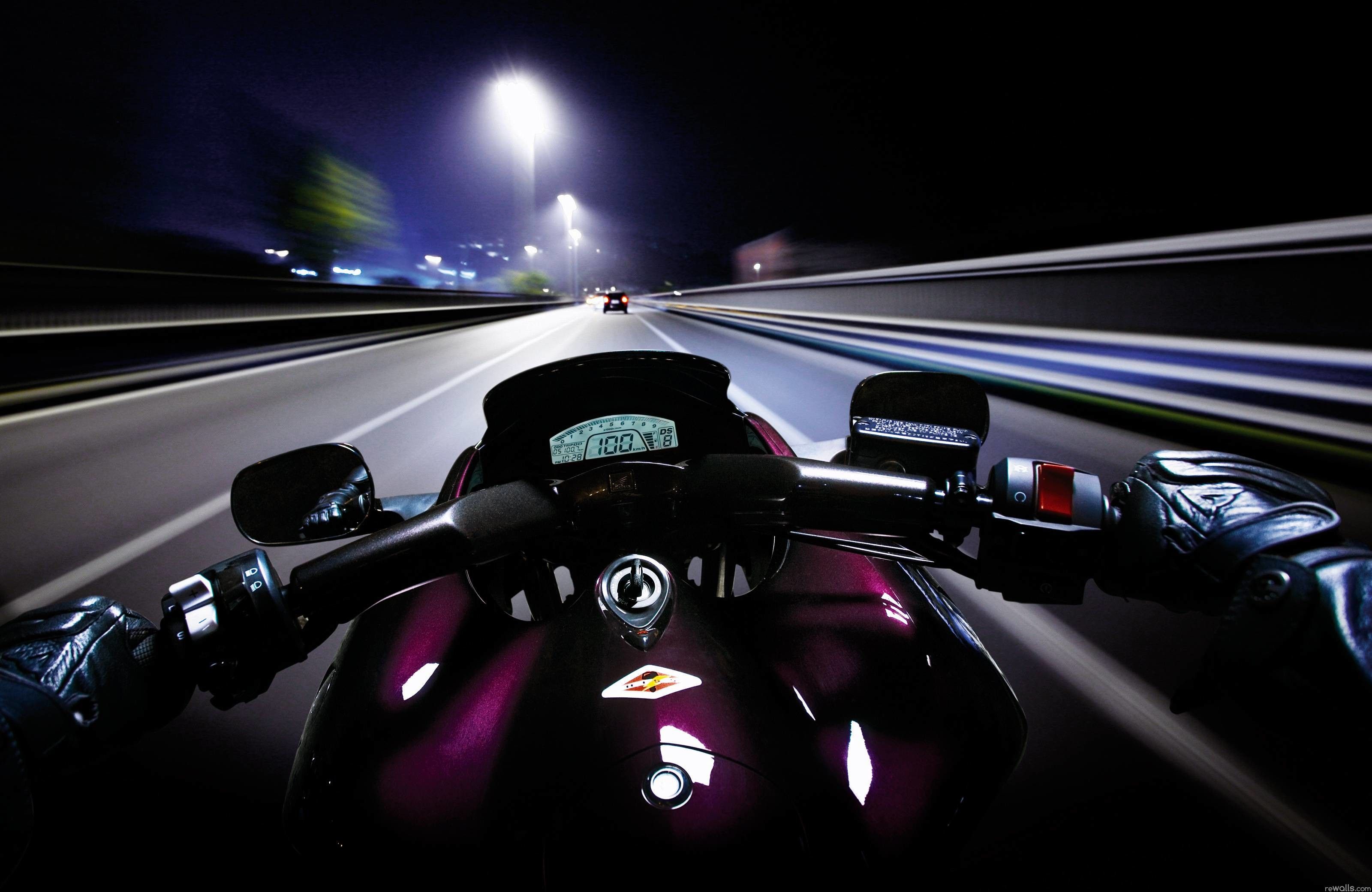 Donna su moto sportiva nera, 1000x1499 Verticale, Mobile