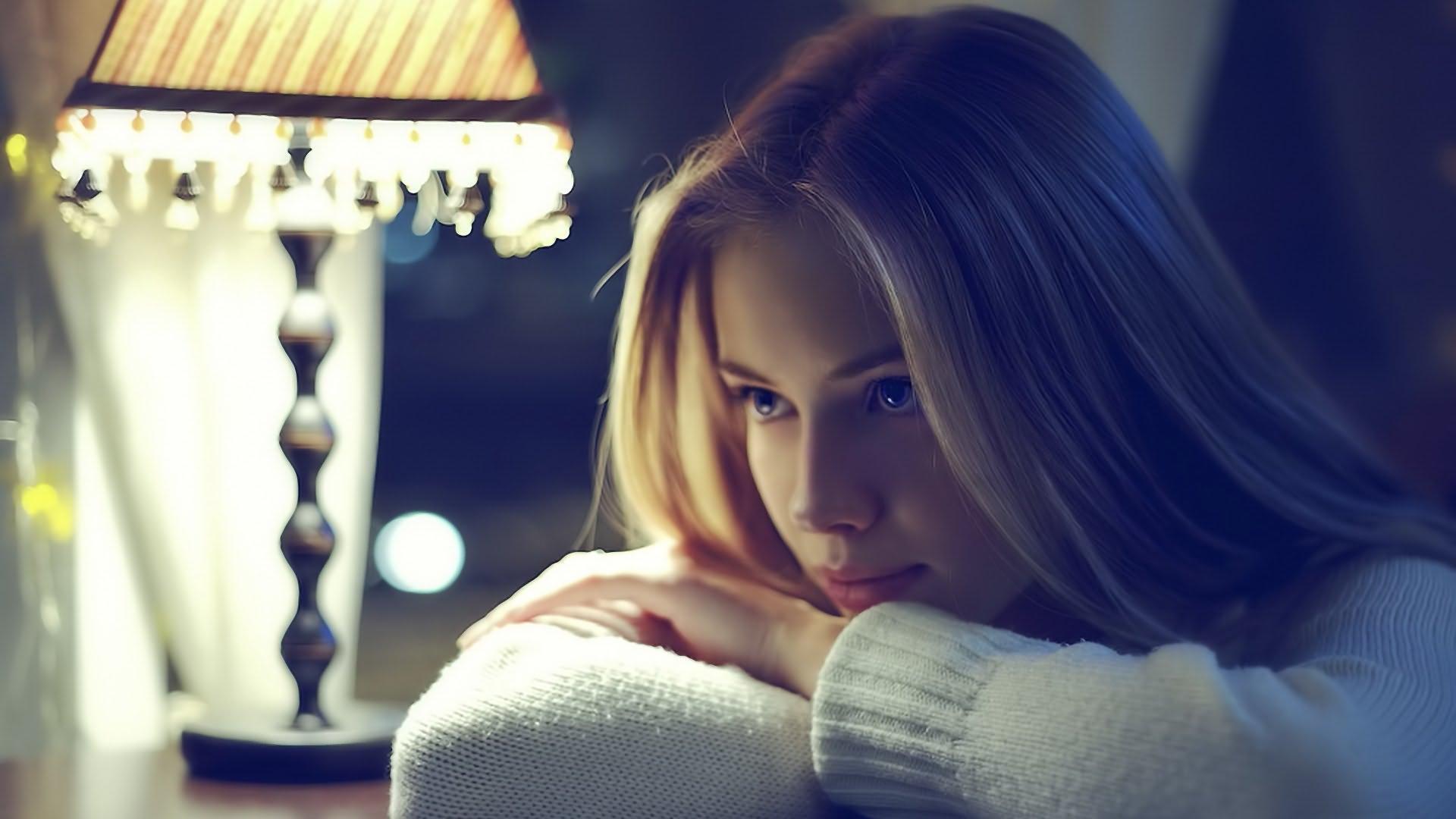 Ragazza triste con lampada, 1920x1080 Full HD 1080p, PC Desktop