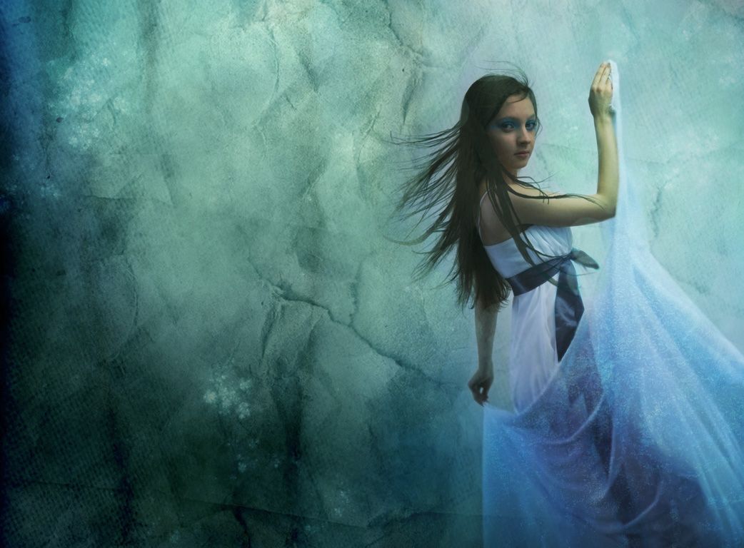 Ragazza con abito bianco fluttuante, 1042x768 HD, iMac