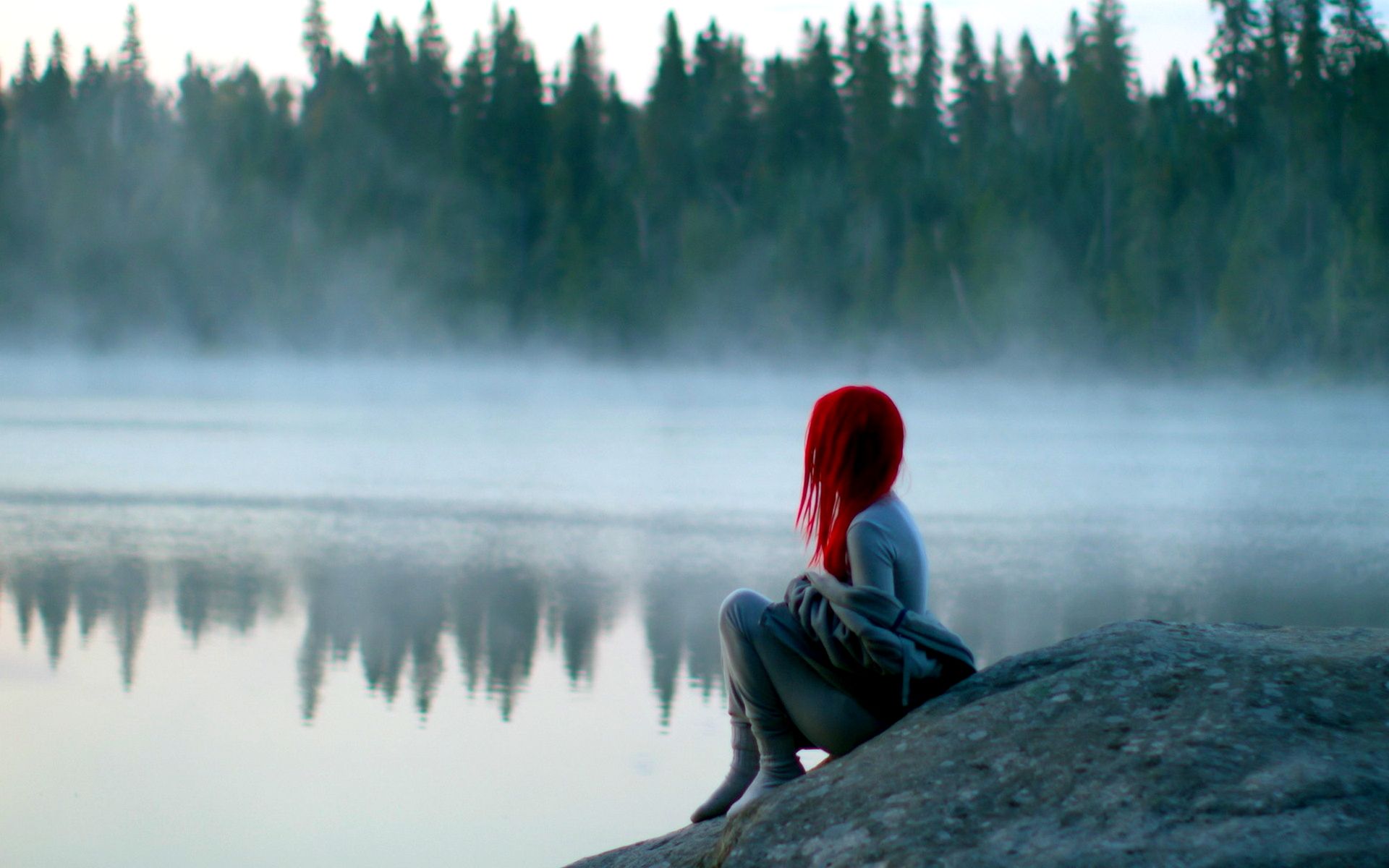 Ragazza capelli rossi lago nebbioso, 1920x1200 WUXGA, iMac