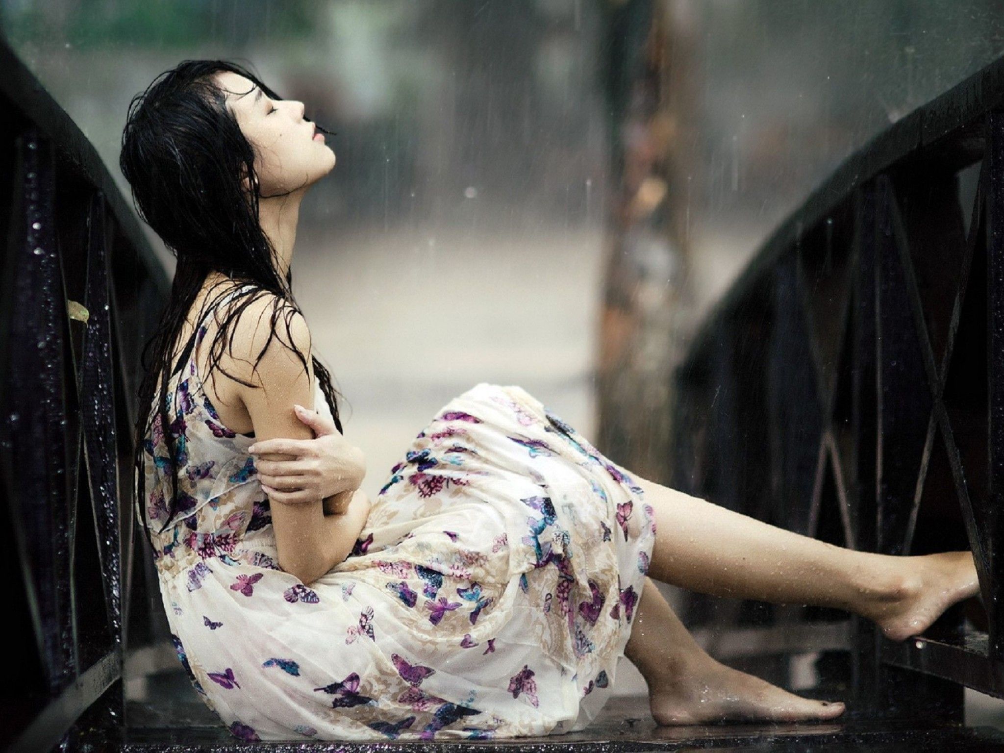Ragazza triste sotto pioggia, 2048x1536 Hi-Res, Desktop