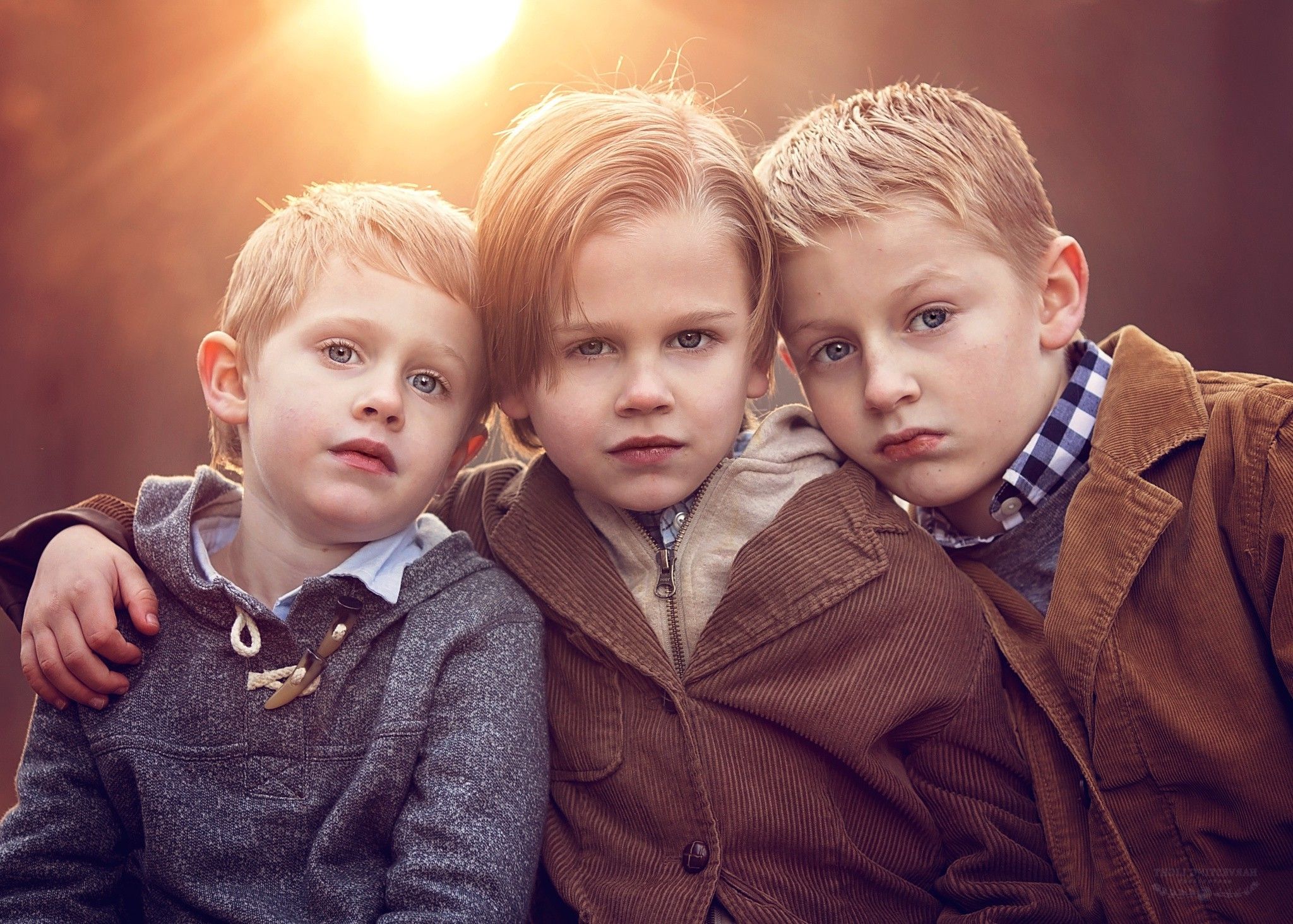 Tre bambini amici abbracciati, 2048x1463 2K, Desktop