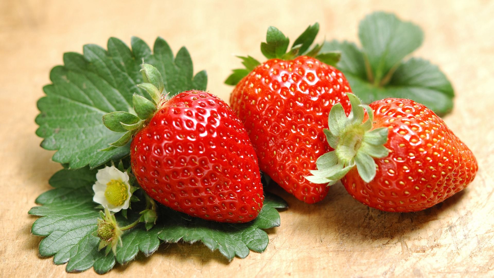 Fragole rosse con foglie verdi, 1920x1080 Full HD 1080p, Laptop