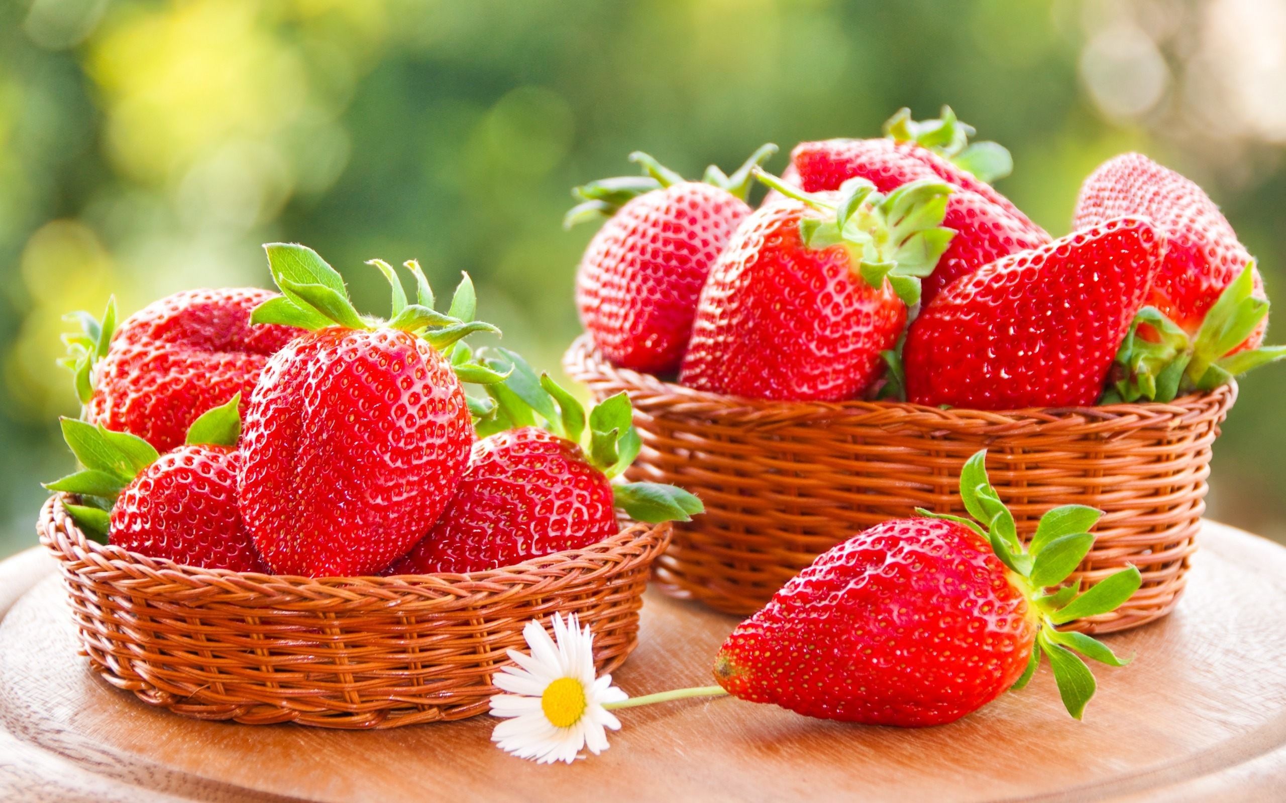 Fragole fresche in cestini, 2560x1600 WQXGA, Desktop