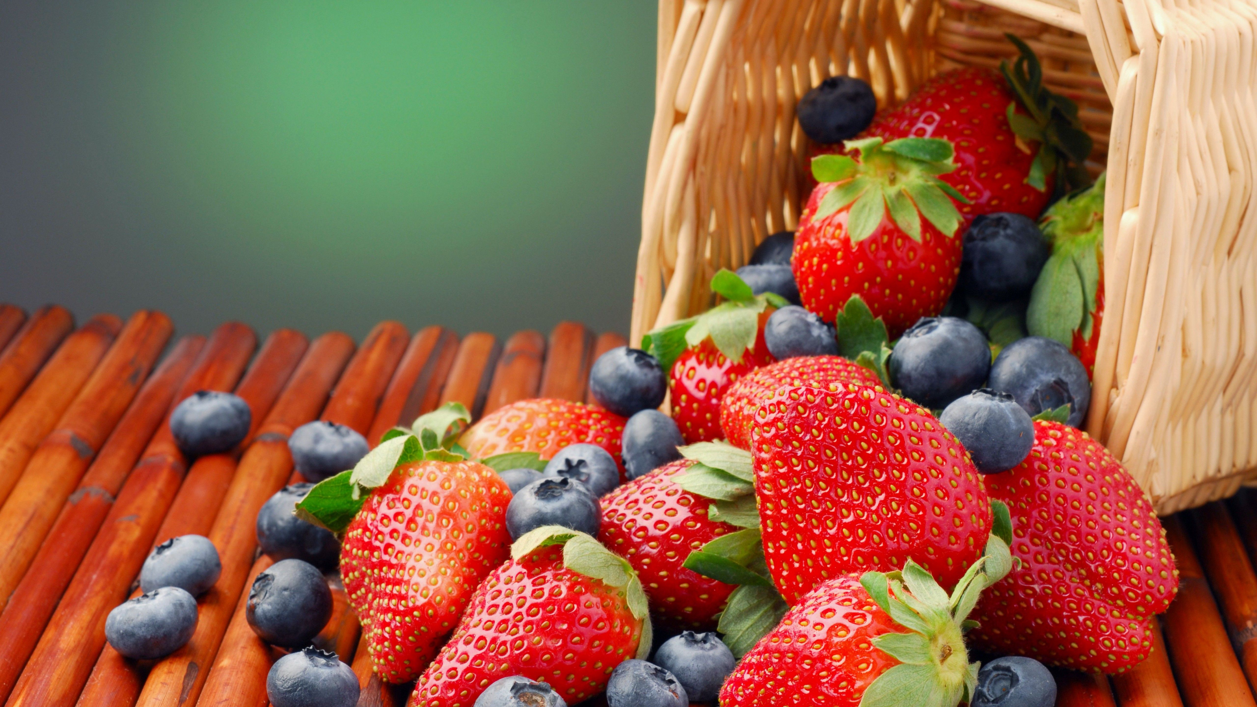 Cesto con fragole e mirtilli, 5120x2880 UHD, PC 4K