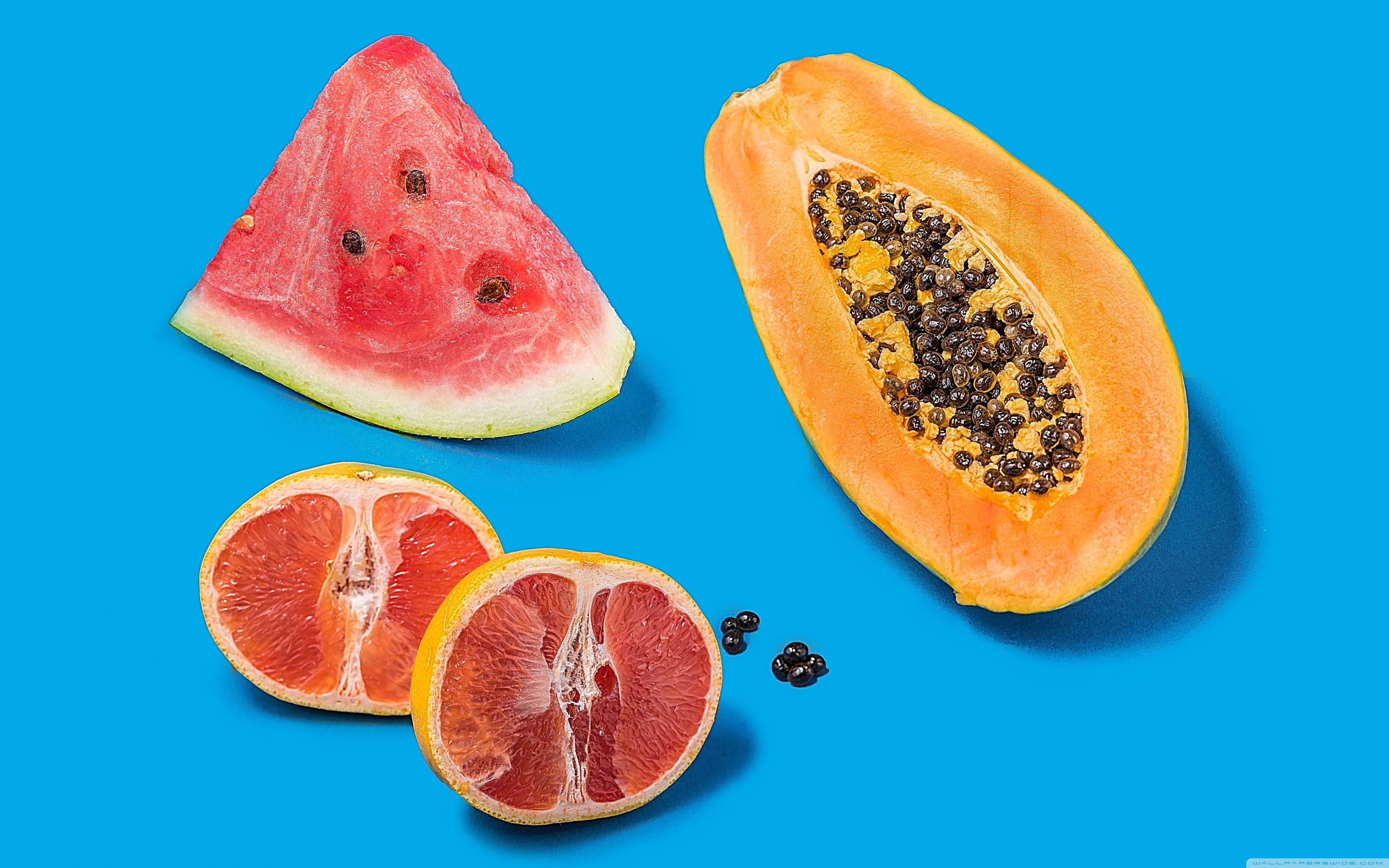 Frutta estiva su sfondo blu, 3840x2400 4K Ultra HD, Monitor 4K