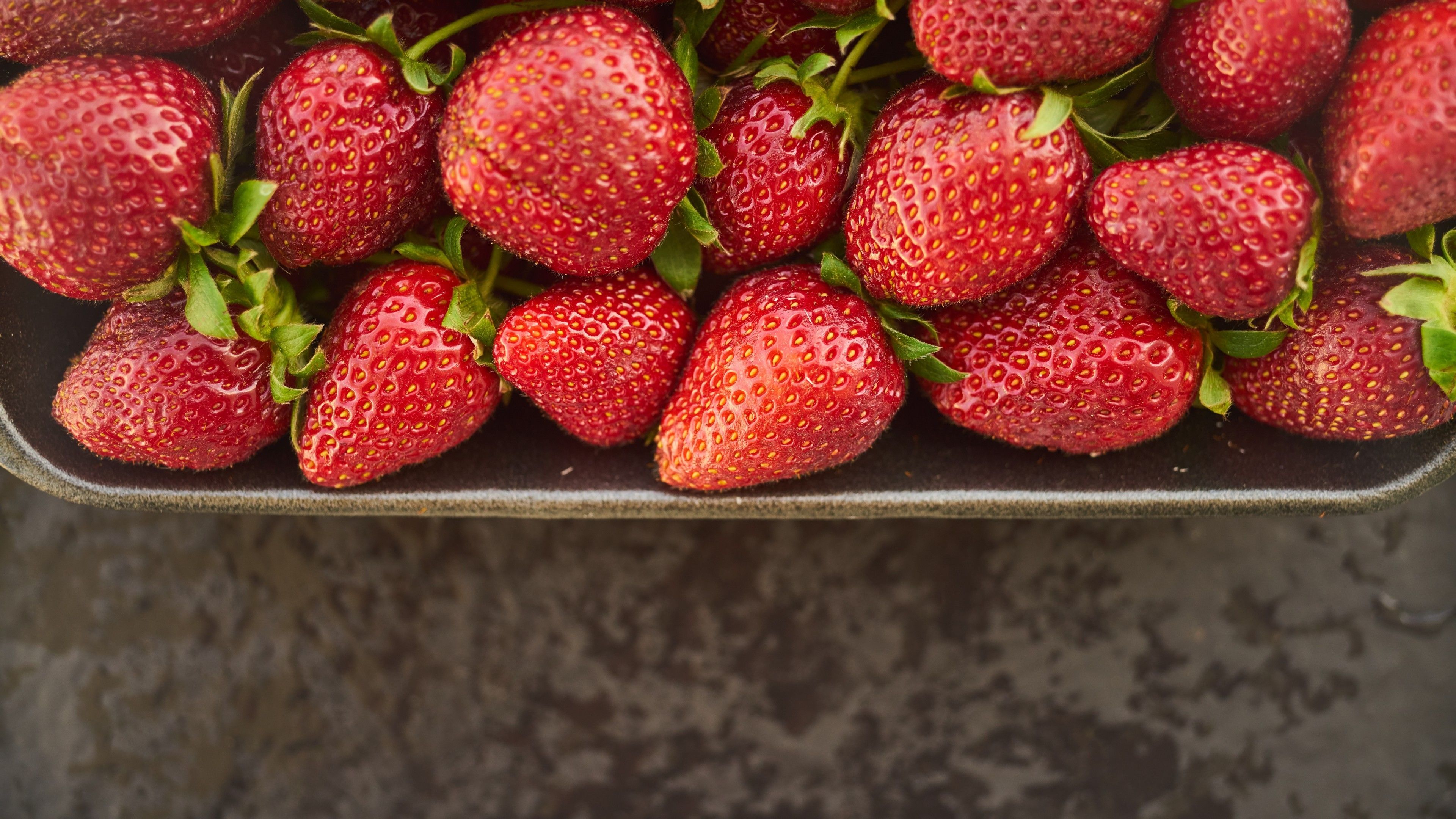 Fragole fresche mature vassoio, 3840x2160 4K, Monitor 4K