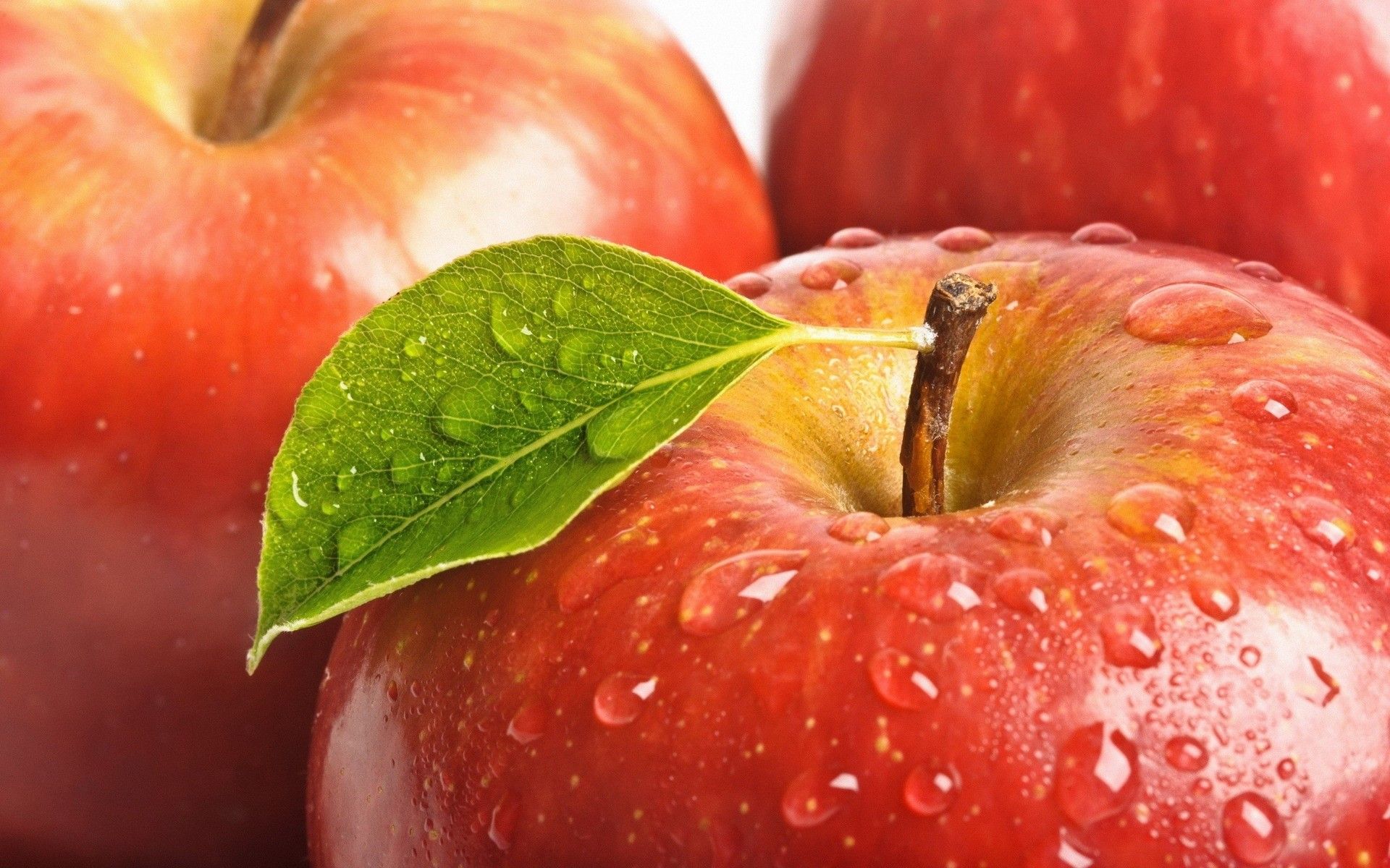 Mele rosse con goccioline d'acqua, 1920x1200 Full HD+ WUXGA, Desktop