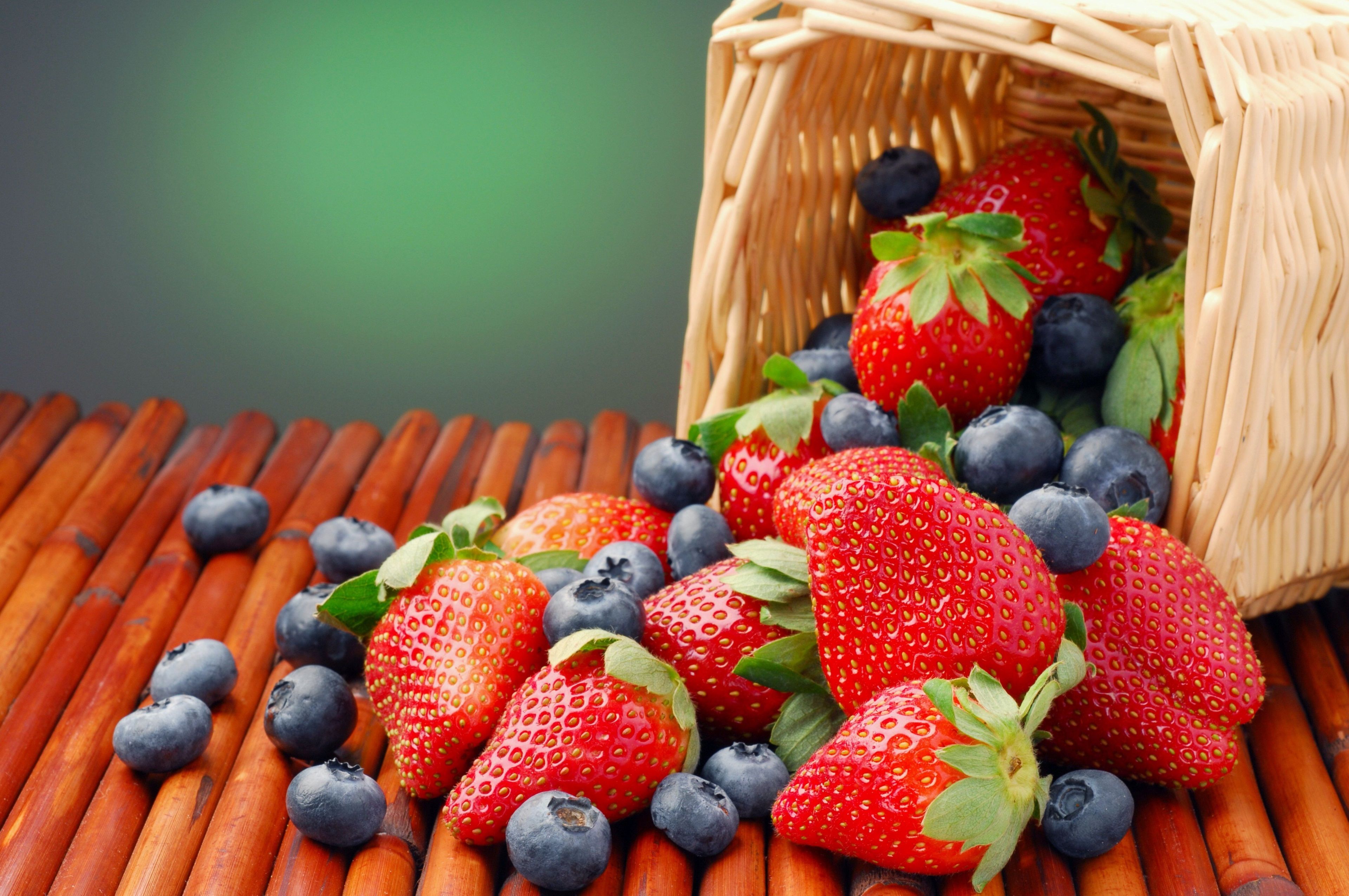 Cesto con fragole e mirtilli, 3840x2551 UHD, Monitor Gaming