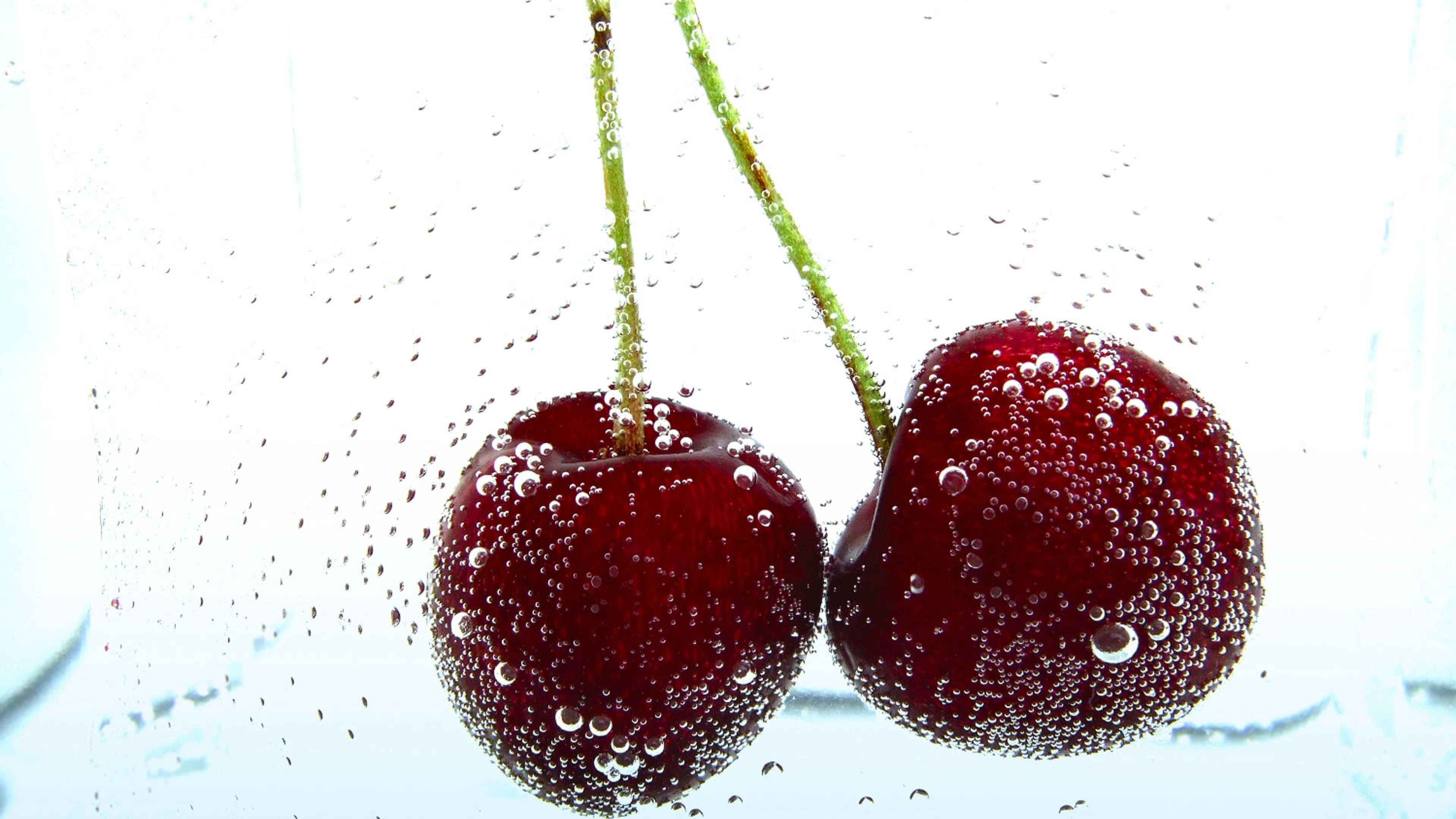 Ciliegie rosse nell'acqua, 3840x2160 4K Ultra HD, Desktop