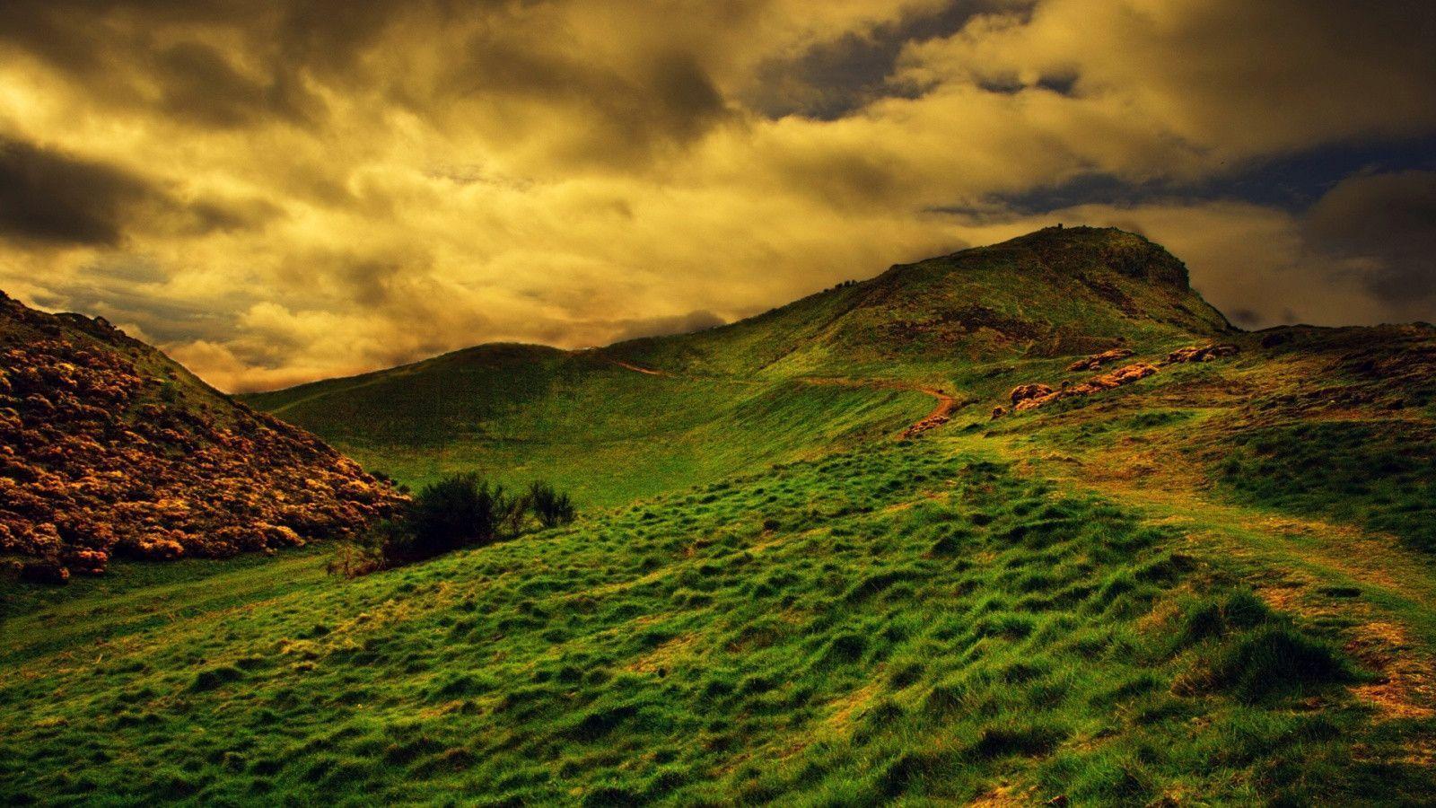Collina verde tramonto drammatico, 1600x900 HD, PC Desktop