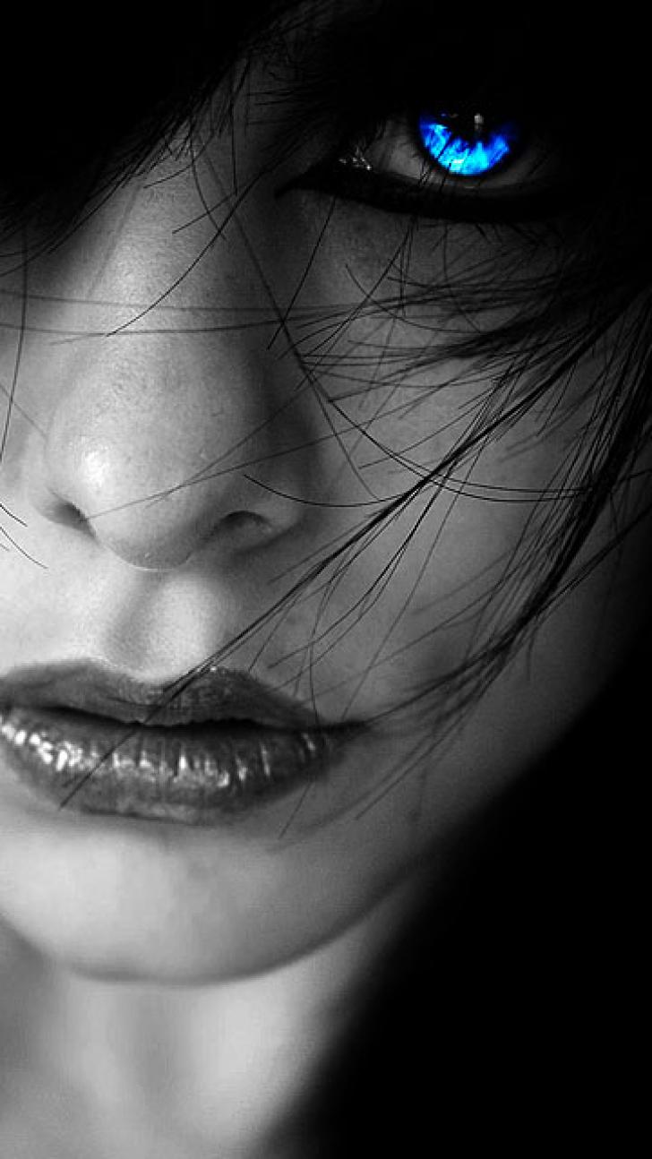 Volto donna occhio blu bianco nero, 728x1294 Verticale, Mobile