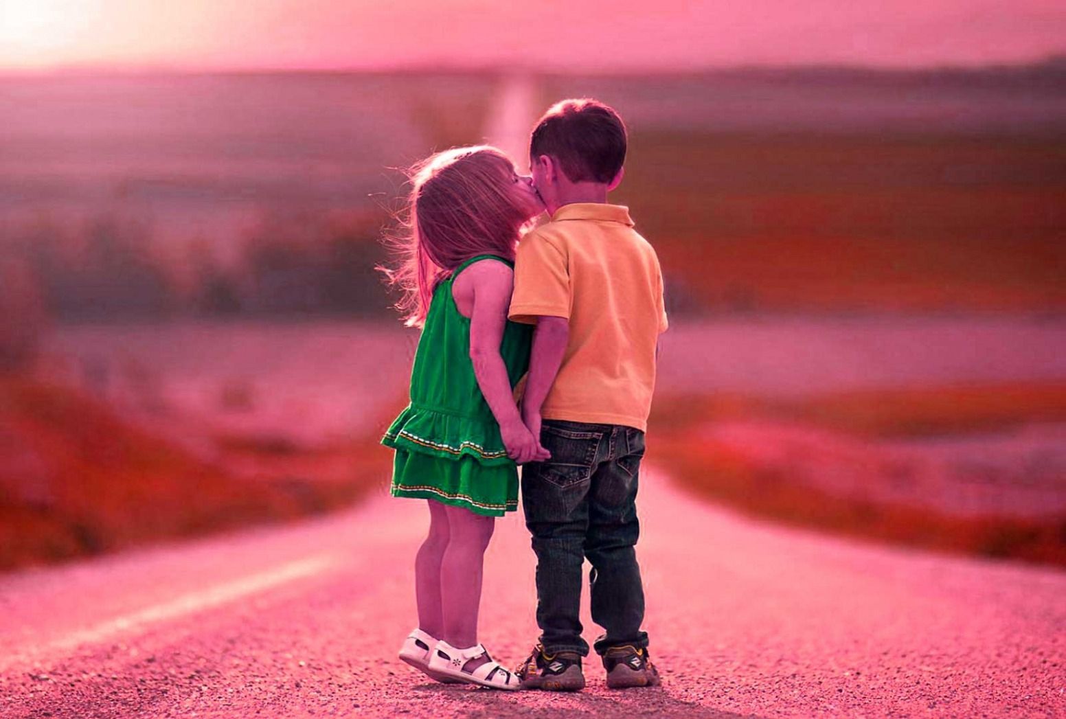 Bambini bacio strada rosa, 1552x1047 720p, PC