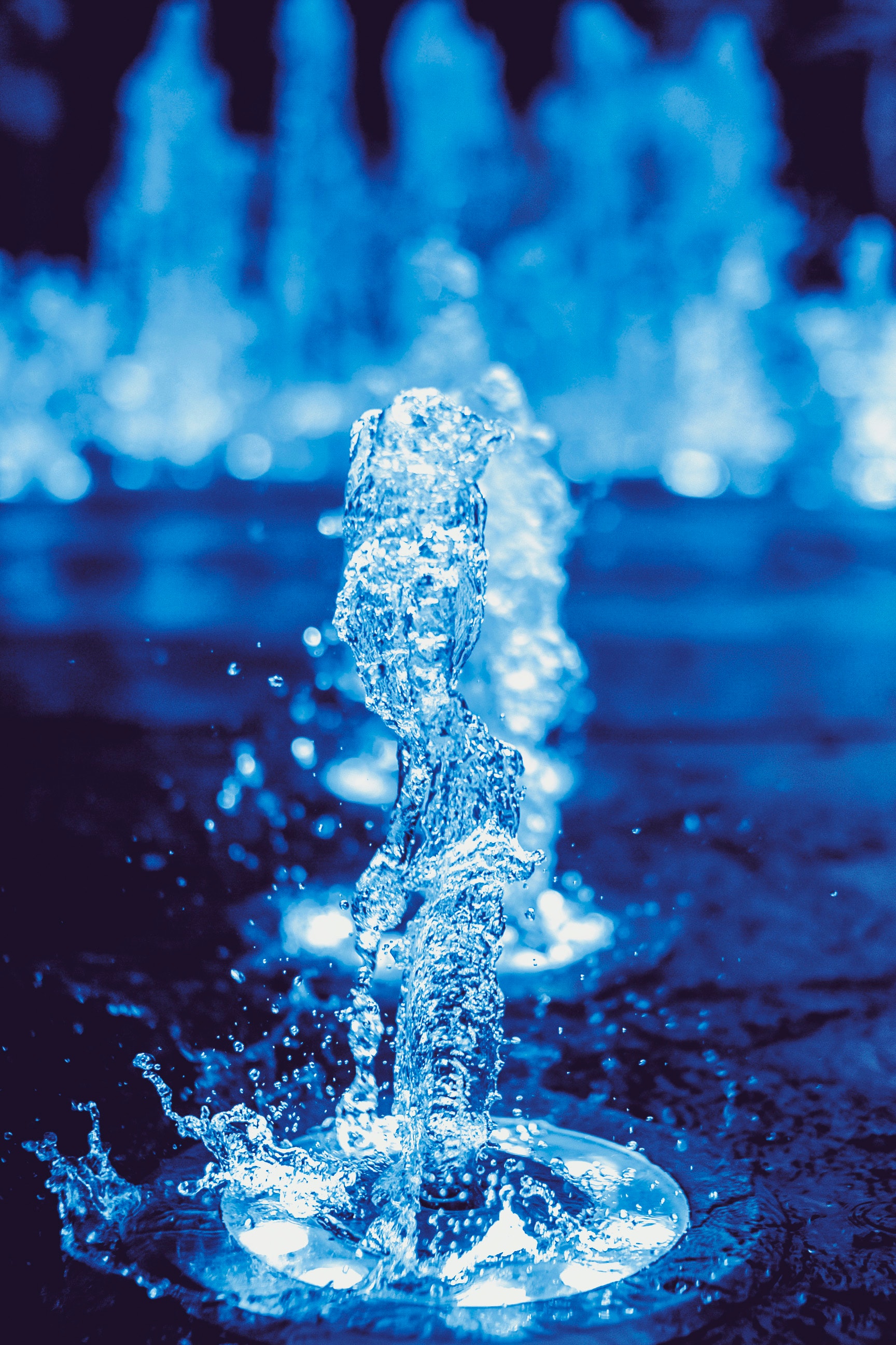 Getto d'acqua blu notturno, 1728x2592 Full HD Verticale, iPhone