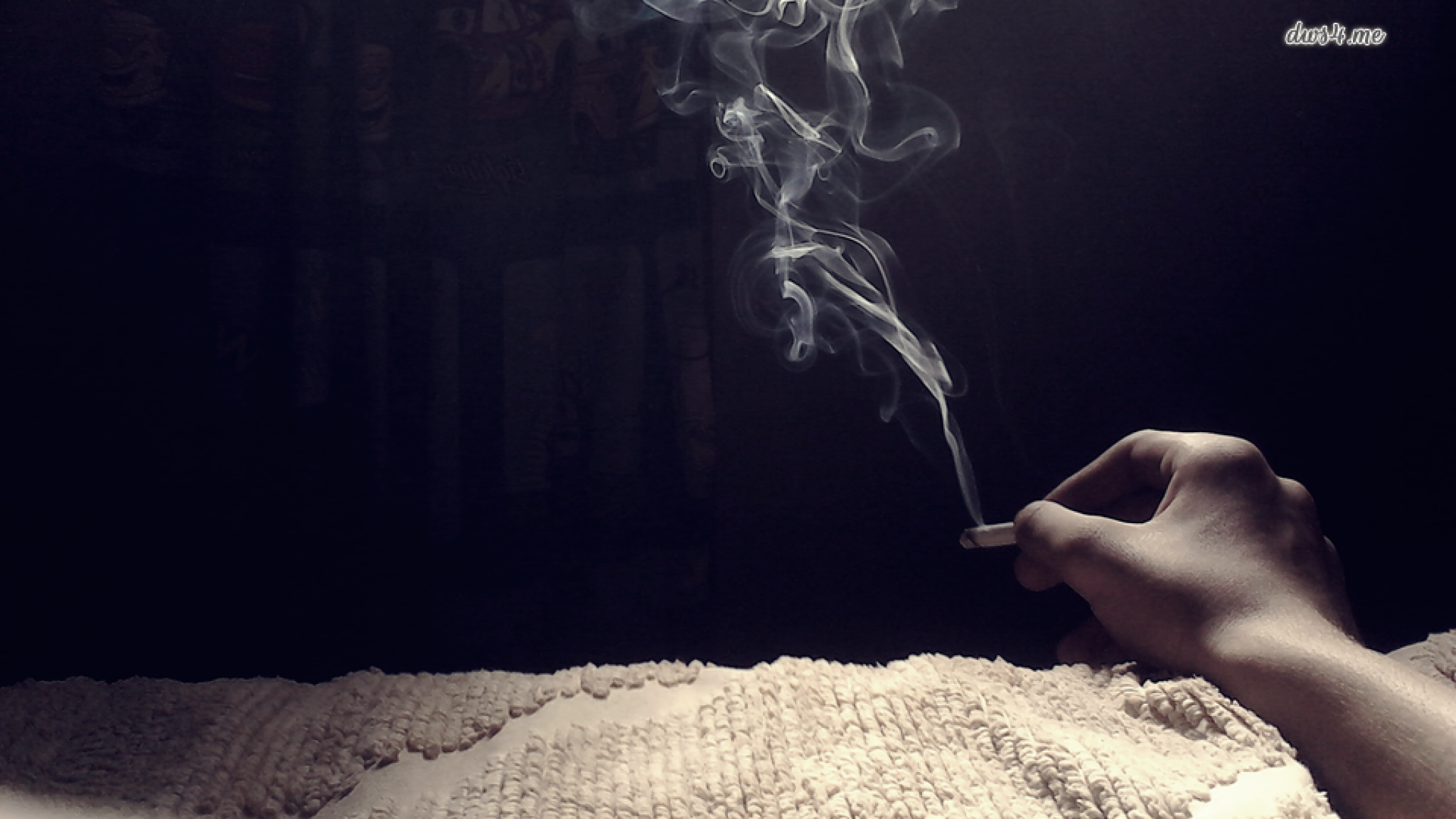 Mano con sigaretta e fumo, 2048x1152 alta risoluzione, PC