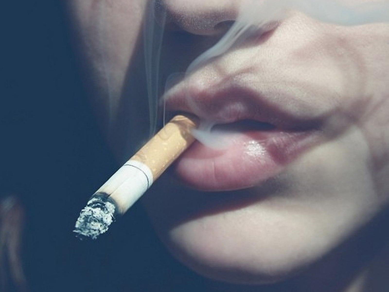 Uomo che fuma sigaretta, 1920x1200 Full HD+ WUXGA, Desktop