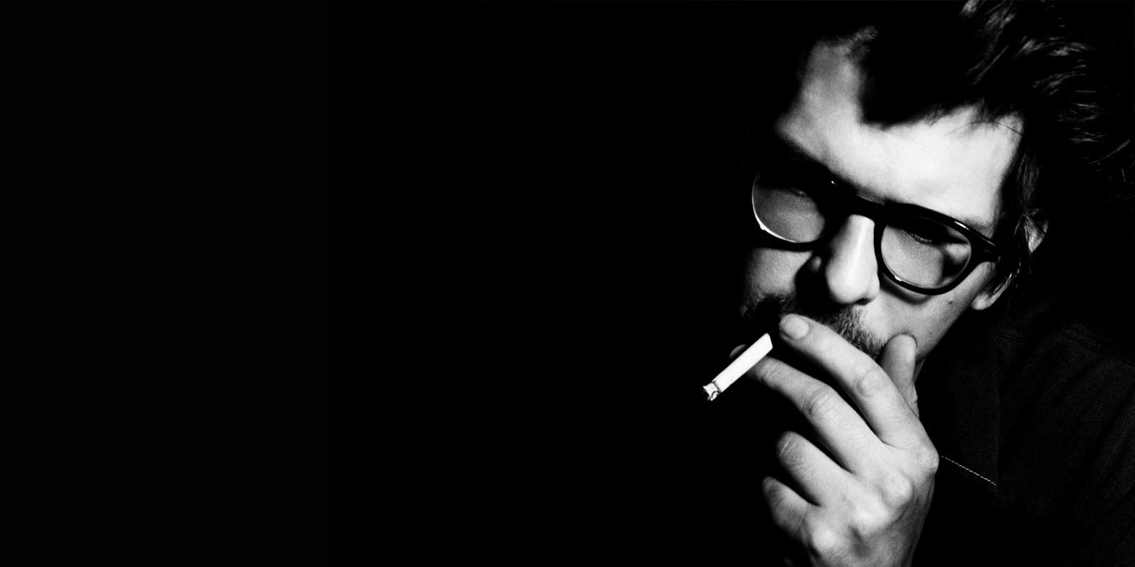 Uomo con occhiali fuma sigaretta, 1600x800 HD Ready, Desktop