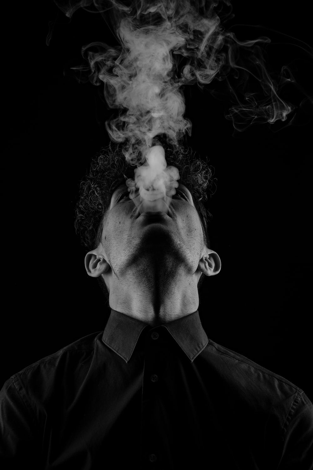 uomo che espira fumo, bianco e nero, 1000x1500 Full HD Verticale, iPhone