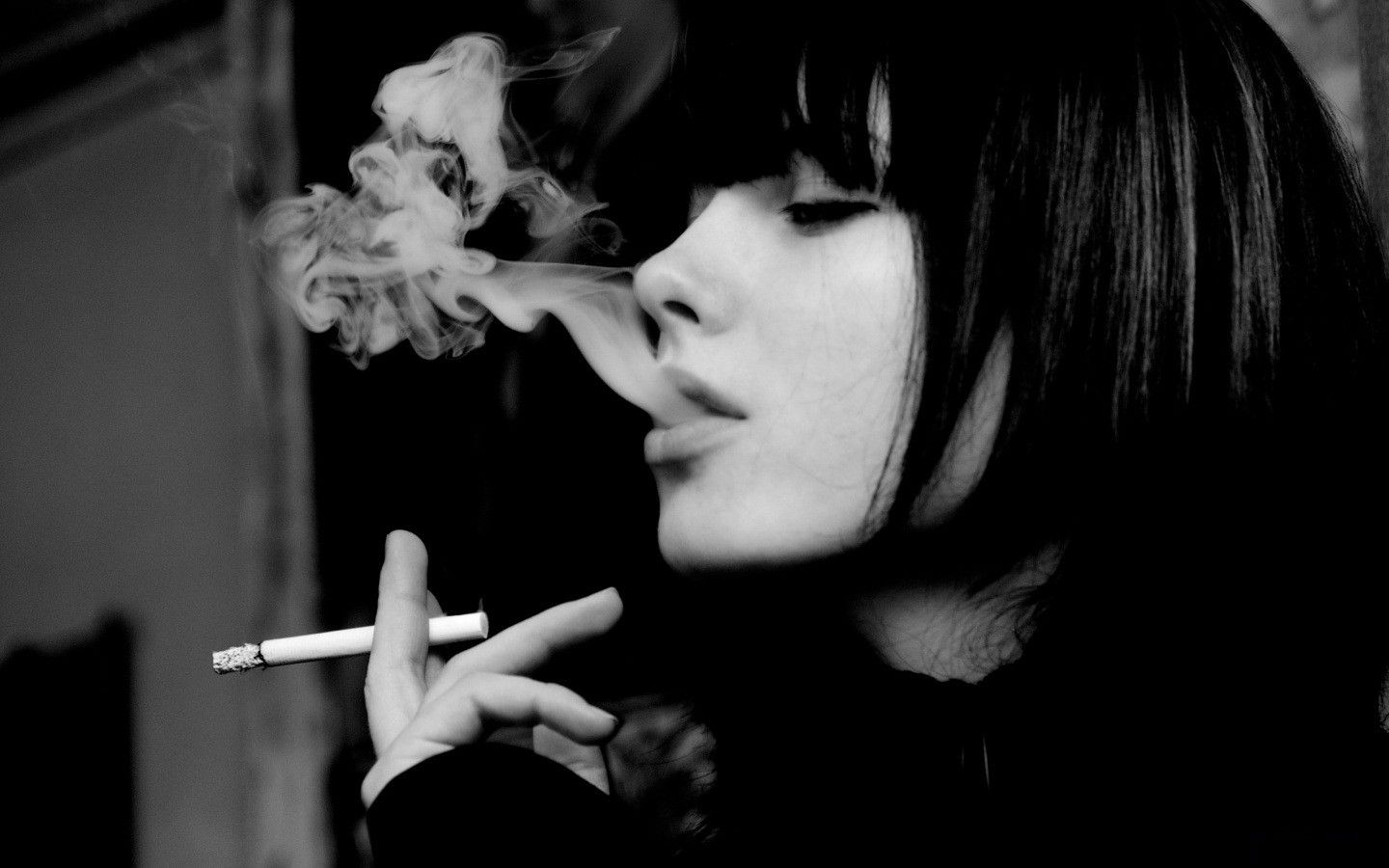 Donna che fuma sigaretta, bianco e nero, 1440x900 HD, MacBook Air